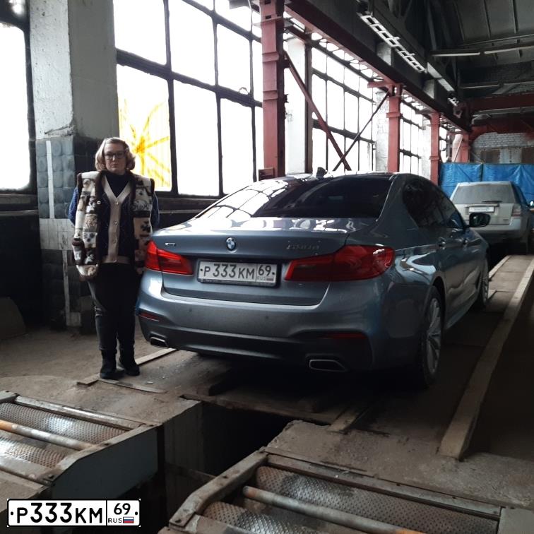 Фото автомобиля BMW 530D, 2019 — госномер М890МВ07. Цвет: СЕРЫЙ
