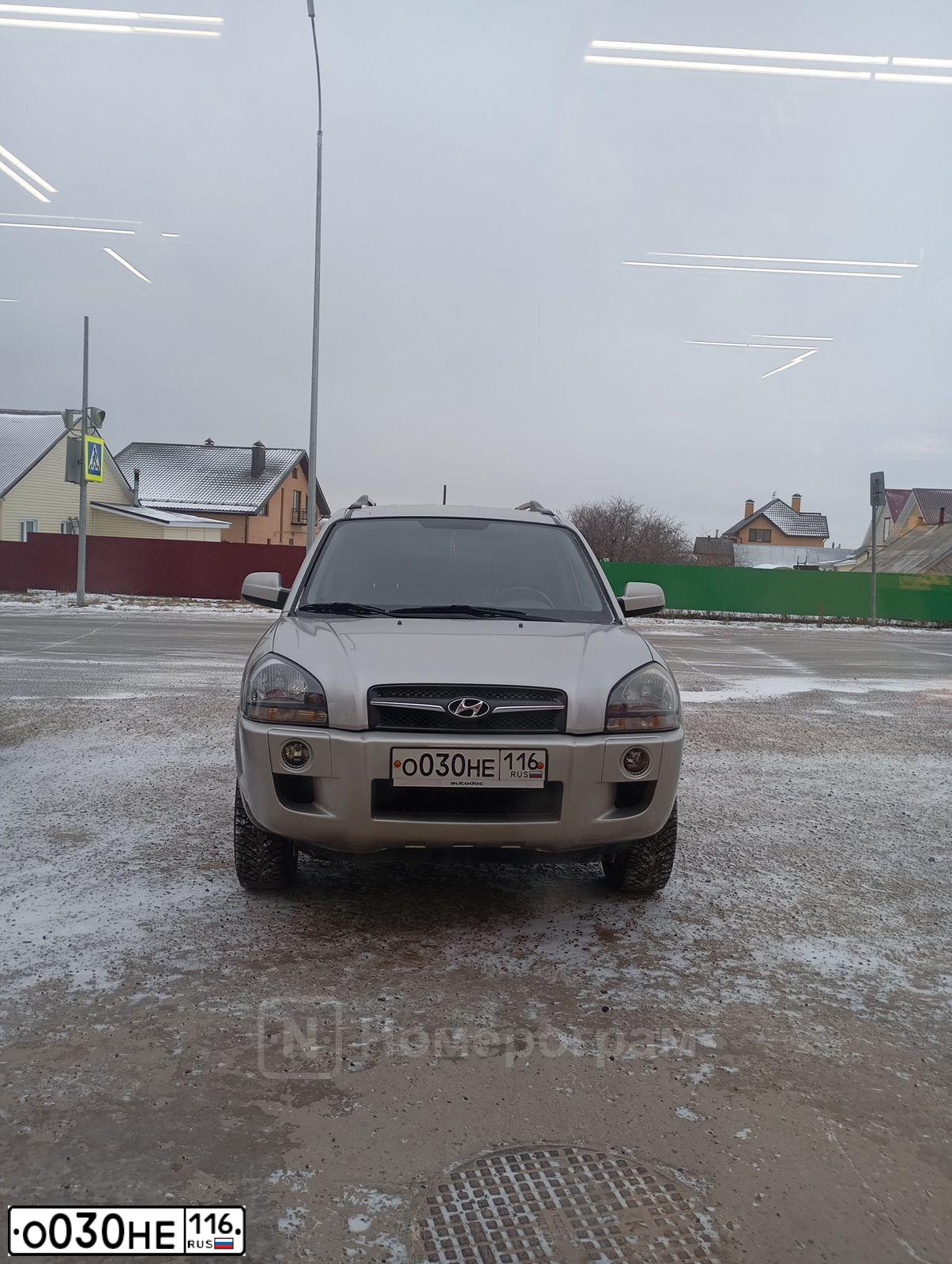Фото автомобиля HYUNDAI TUCSON, 2008 — госномер О030НЕ116. Цвет: Серебристый
