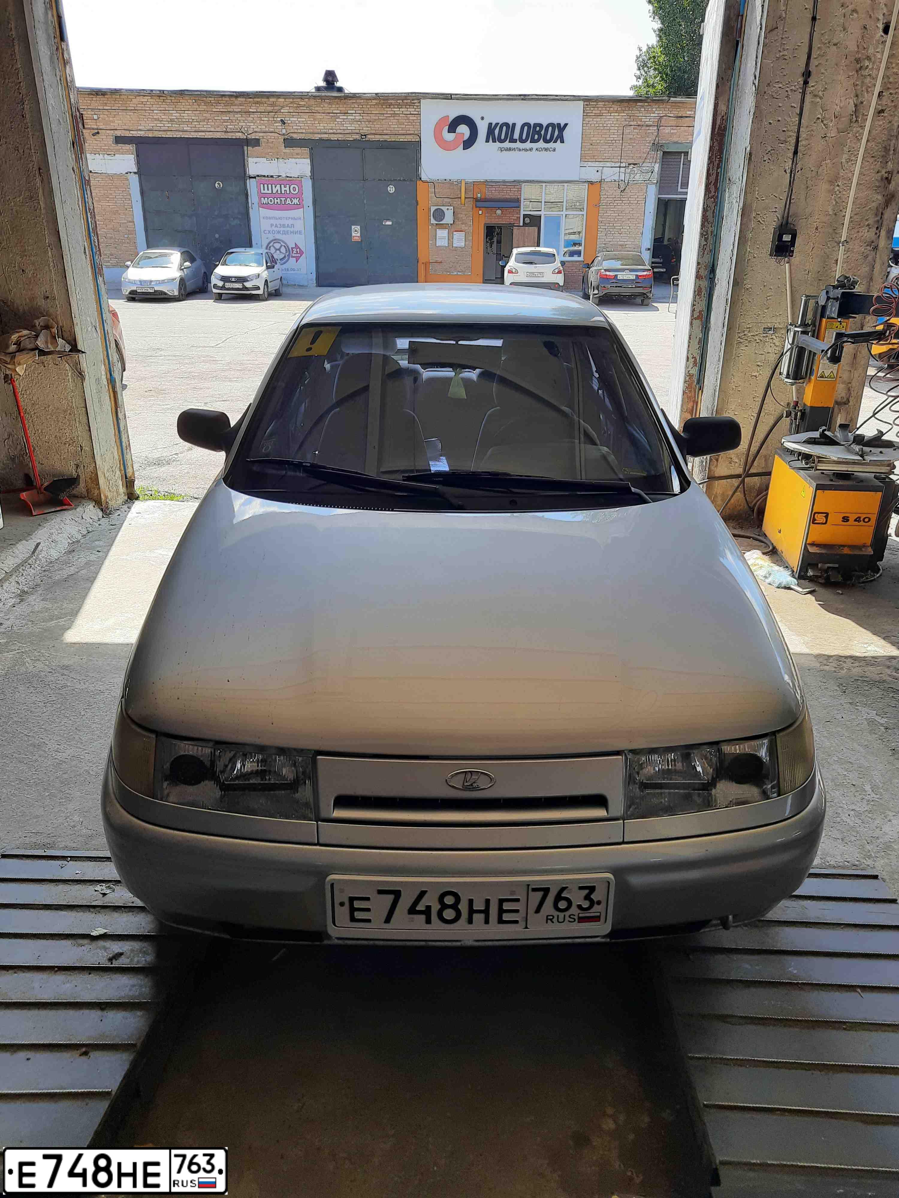 Фото автомобиля LADA 2110, 2004 — госномер М246РВ763. Цвет: Серебристый