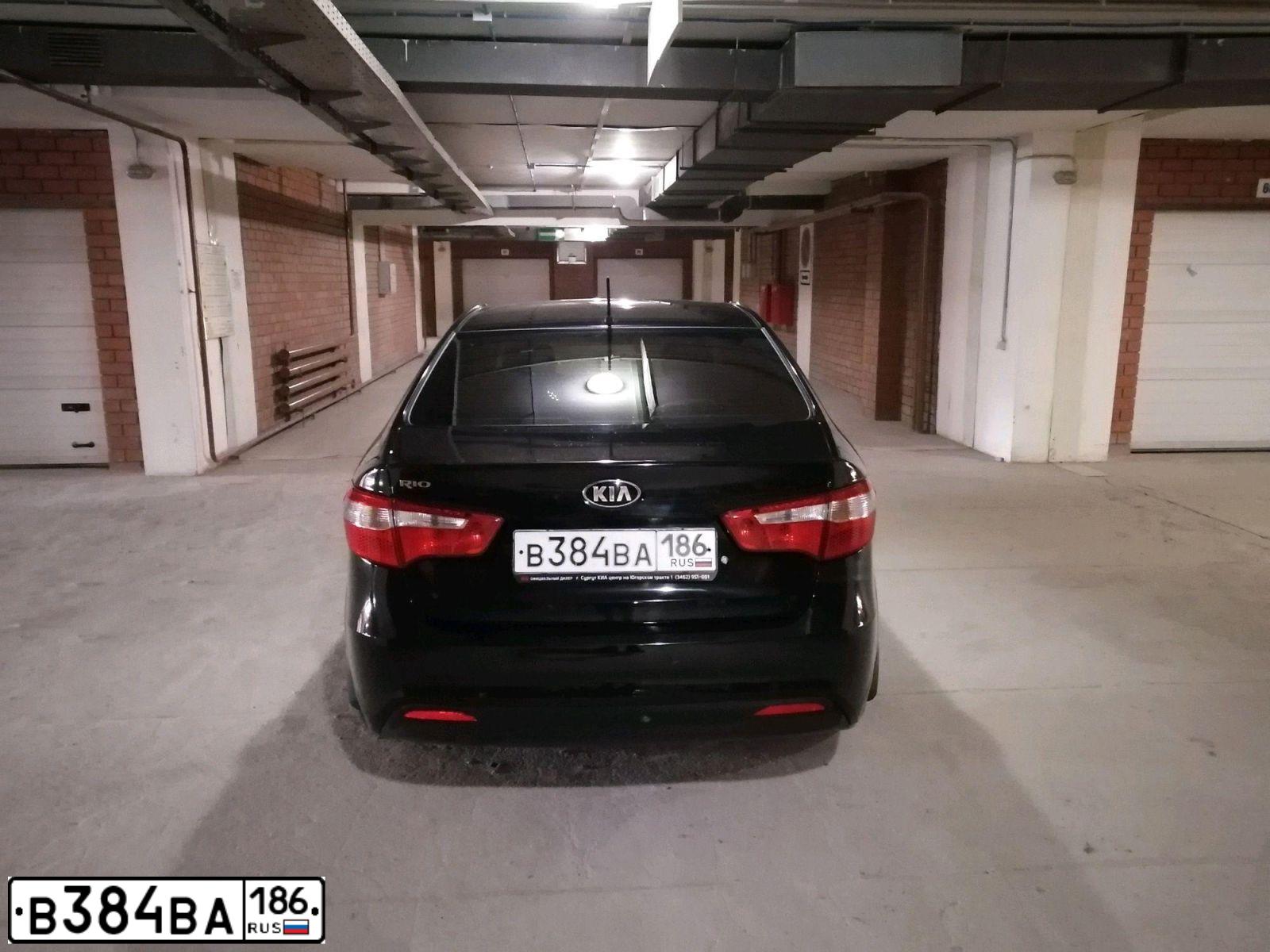 Фото автомобиля KIA RIO, 2014 — госномер У444АУ186. Цвет: ЧЕРНЫЙ