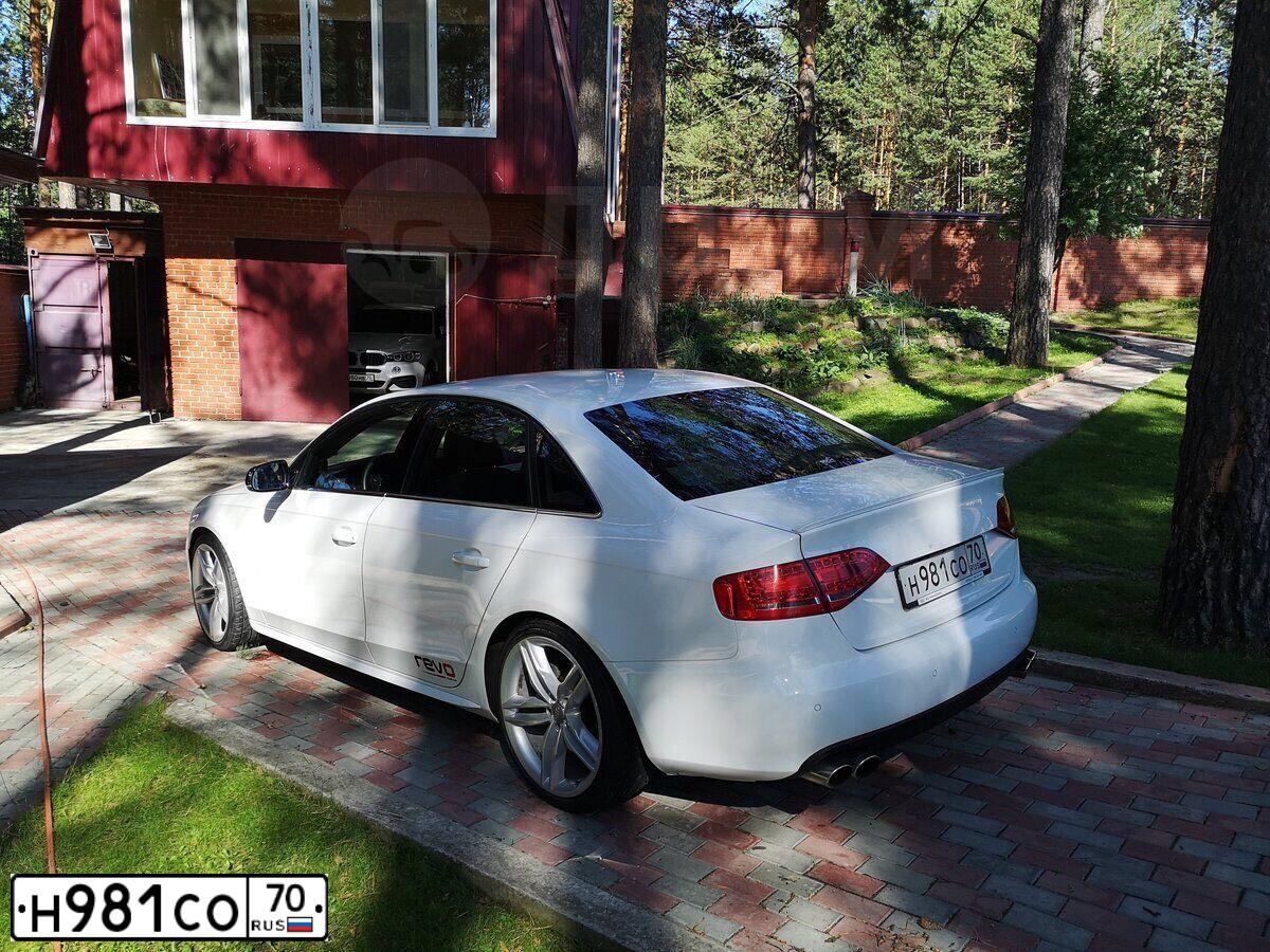 Фото автомобиля AUDI A4, 2011 — госномер Н981СО70. Цвет: Белый