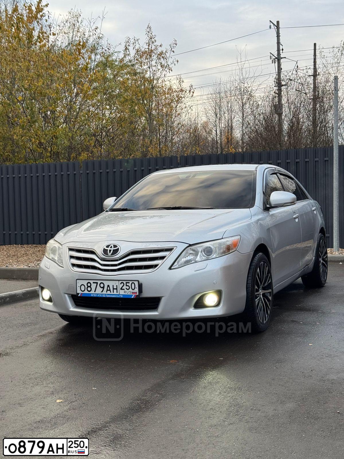 Фото автомобиля TOYOTA CAMRY, 2011 — госномер О879АН250. Цвет: Серый