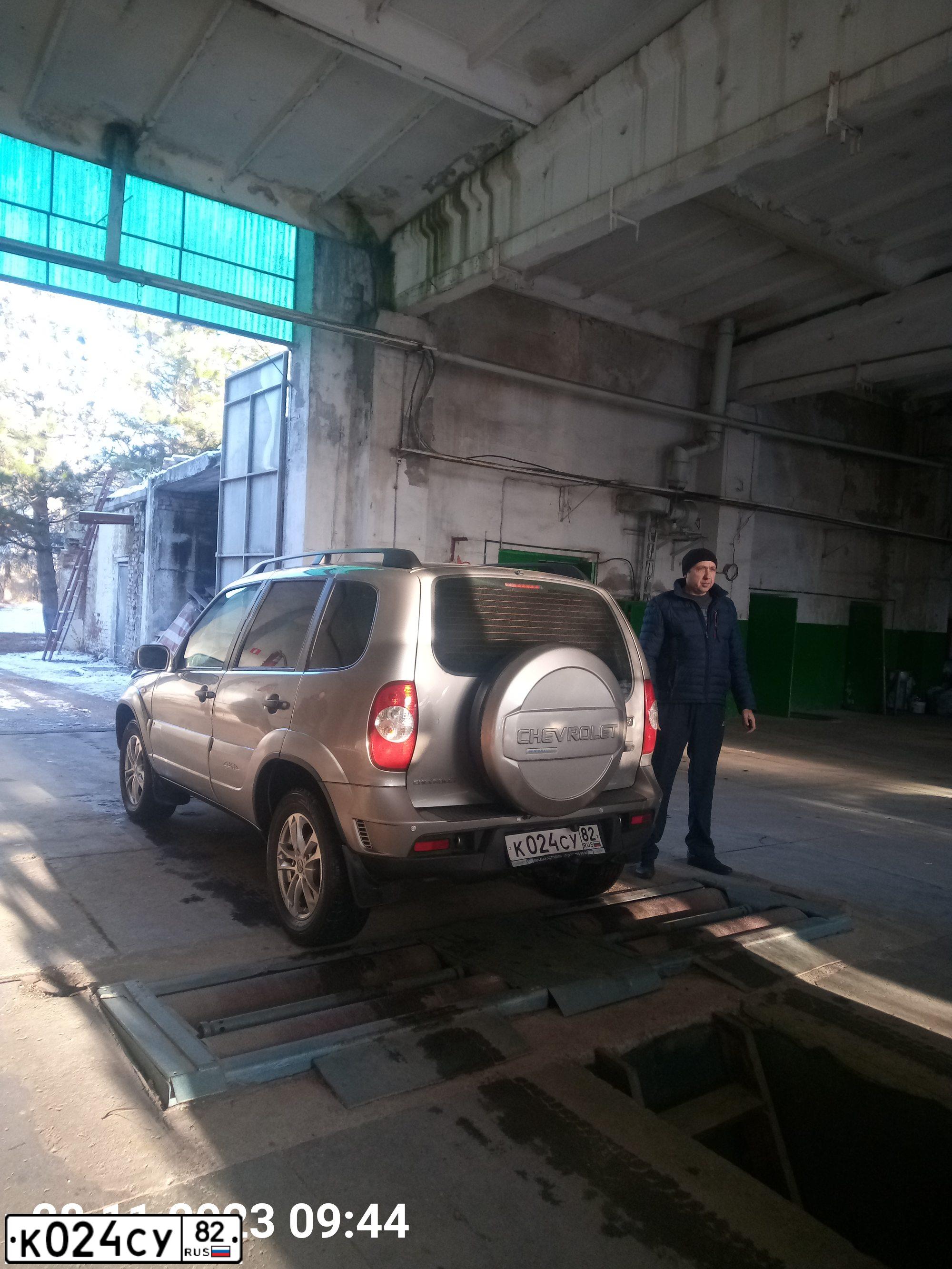 Фото автомобиля CHEVROLET NIVA, 2011 — госномер Н995РС82. Цвет: СЕРО-КОРИЧНЕВЫЙ МЕТАЛЛИК