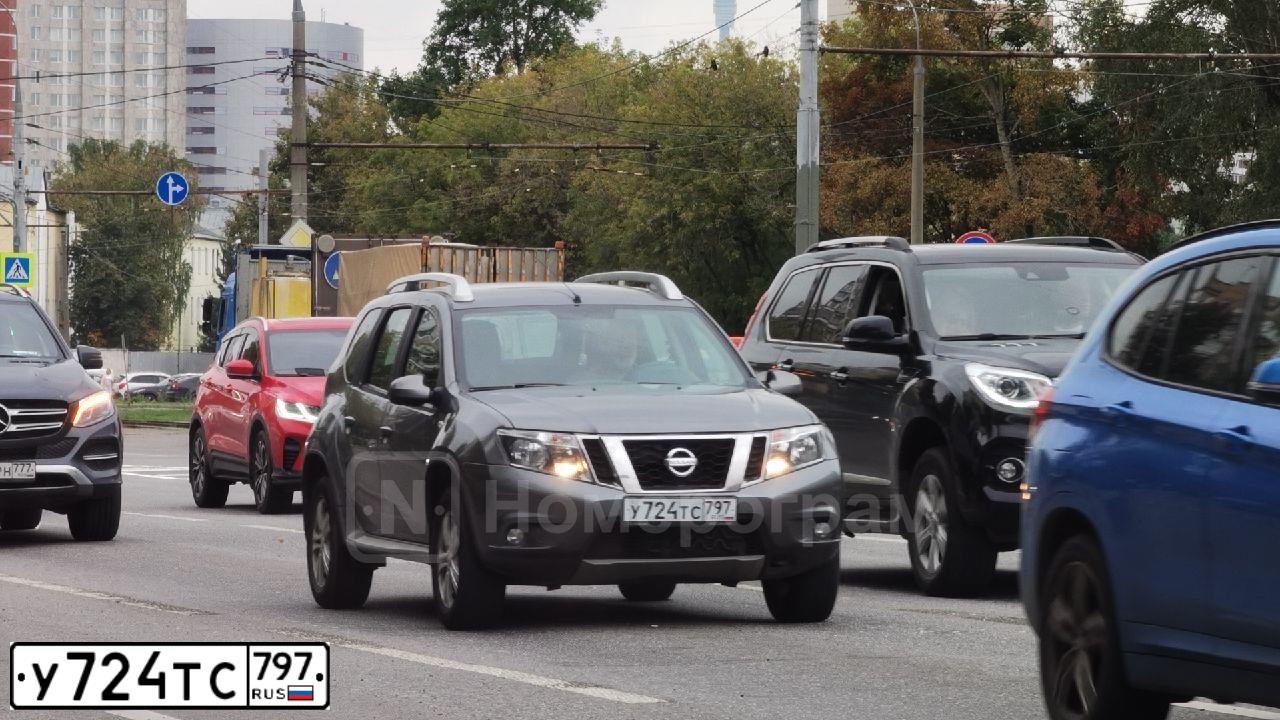 Фото автомобиля NISSAN TERRANO, 2018 — госномер У724ТС797. Цвет: Серый