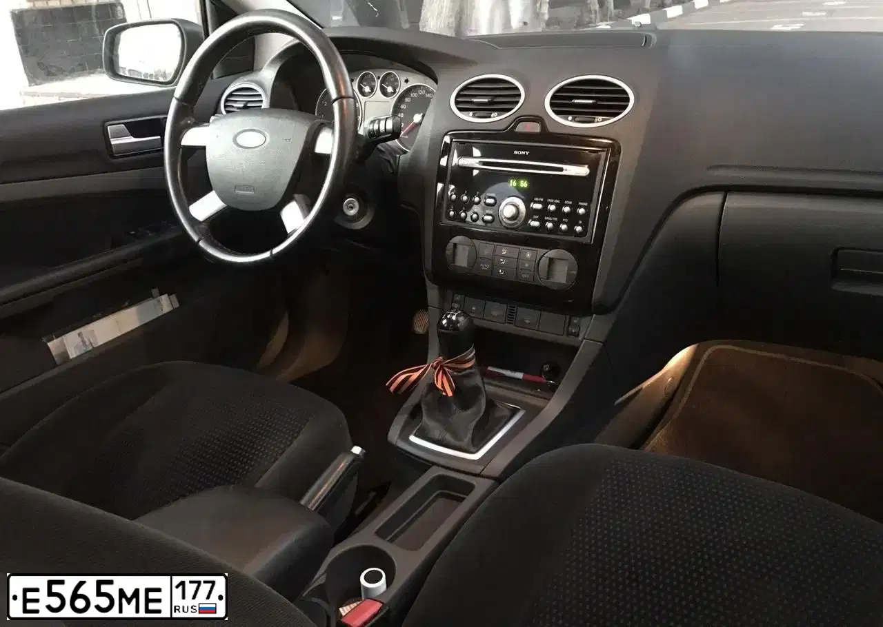 Фото автомобиля FORD FOCUS, 2006 — госномер Е565МЕ177. Цвет: Серебристый