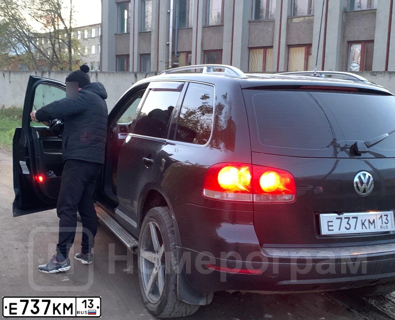 Фото автомобиля GAZ 3221 EL, 2007 — госномер Е737КМ13. Цвет: БАЛТИКА
