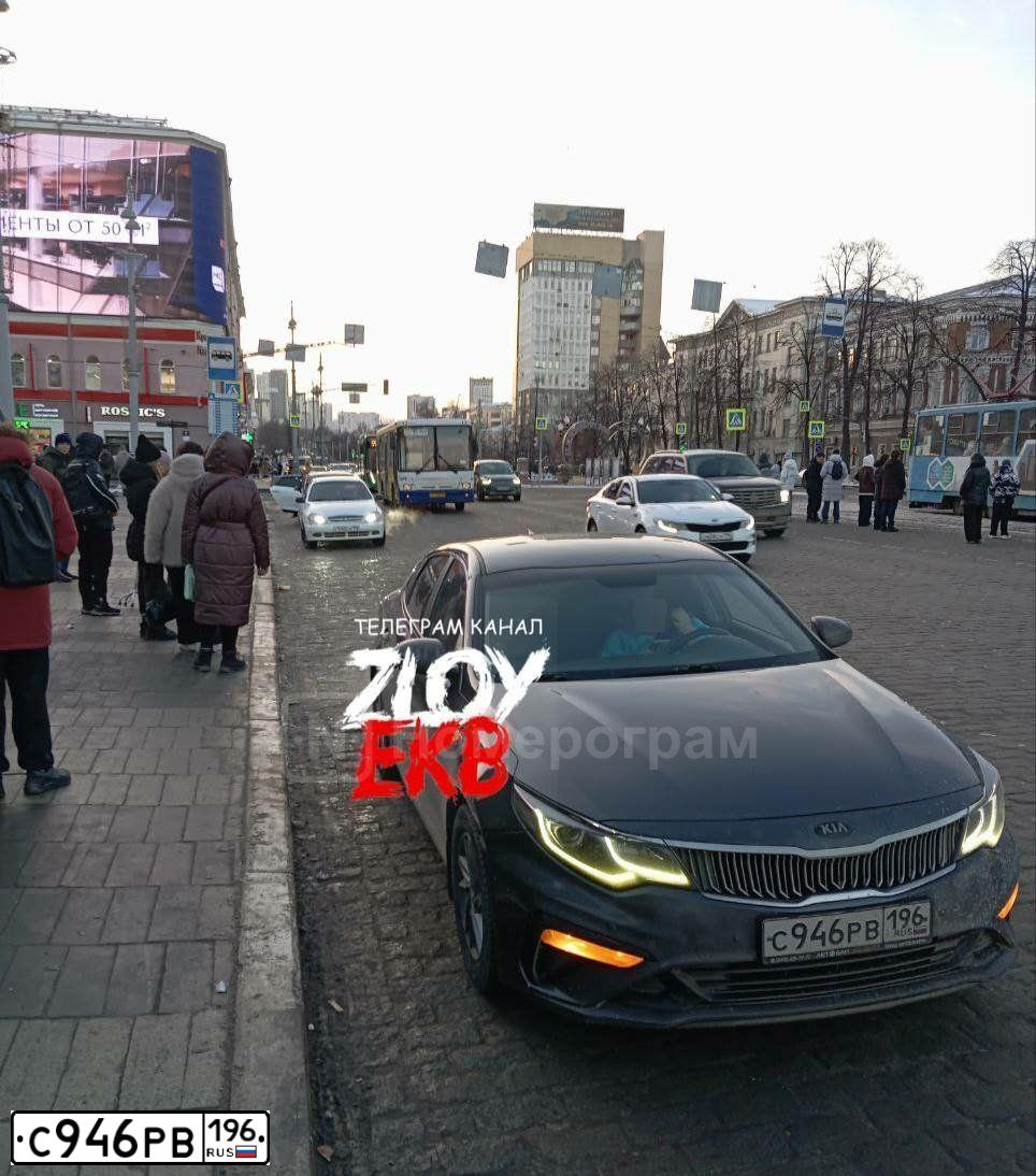 Фото автомобиля KIA K5, 2018 — госномер С946РВ196. Цвет: СЕРЫЙ