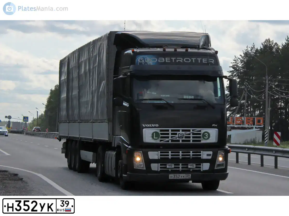 Фото автомобиля VOLVO SERIE FH /4X2/, 2007 — госномер М104НН67. Цвет: ЧЕРНЫЙ