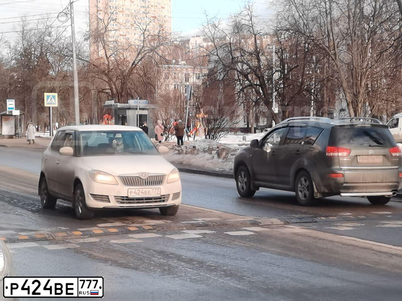 Фото автомобиля SKODA FABIA, 2014 — госномер Р424ВЕ777. Цвет: Белый