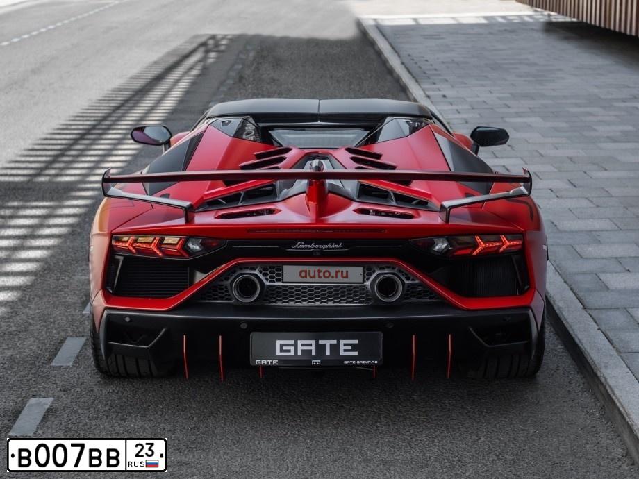 Фото автомобиля LAMBORGHINI AVENTADOR ROADSTER, 2021 — госномер Н222ХЕ77. Цвет: Красный