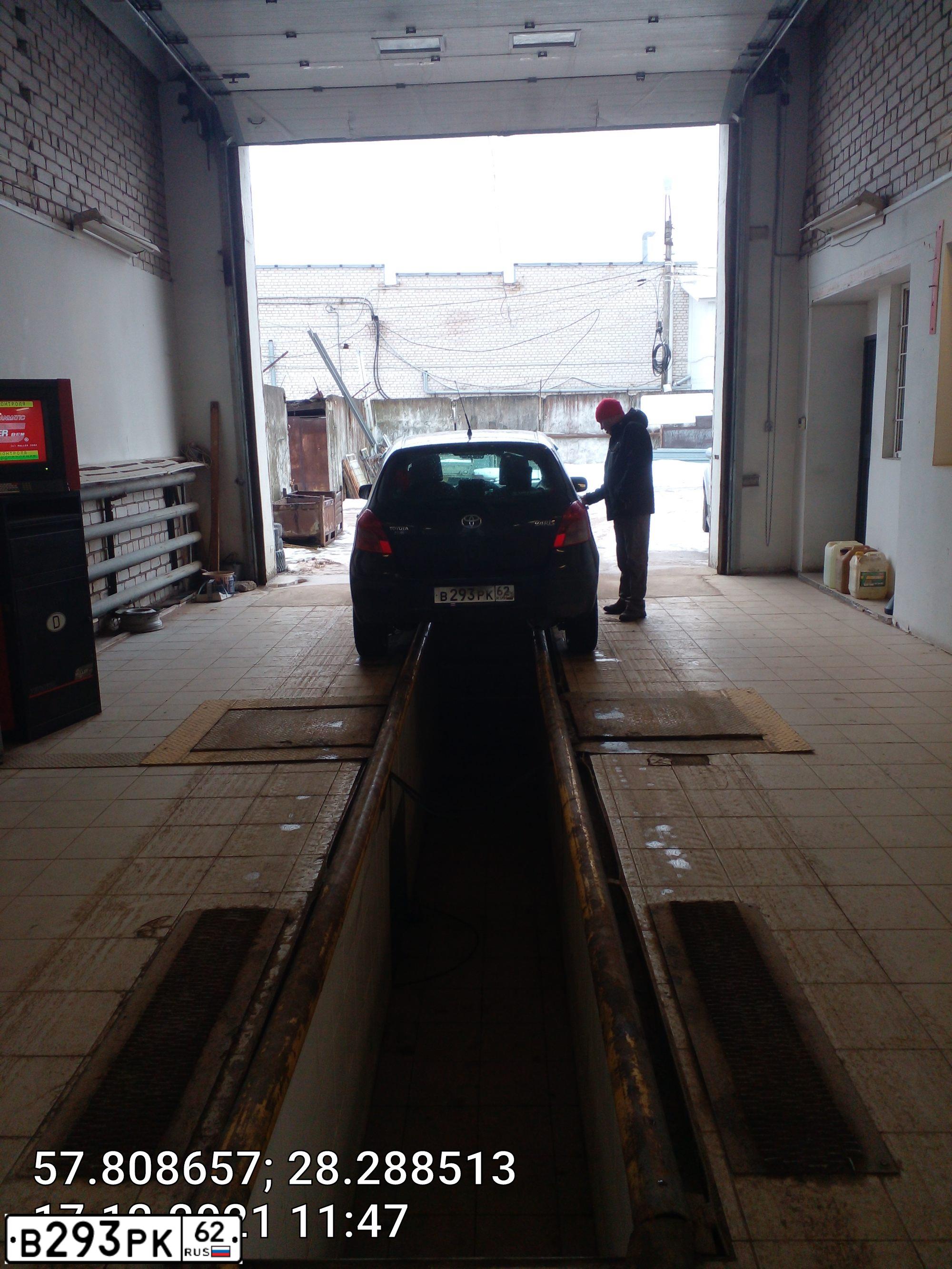 Фото автомобиля TOYOTA YARIS, 2008 — госномер В293РК62. Цвет: ЧЕРНЫЙ