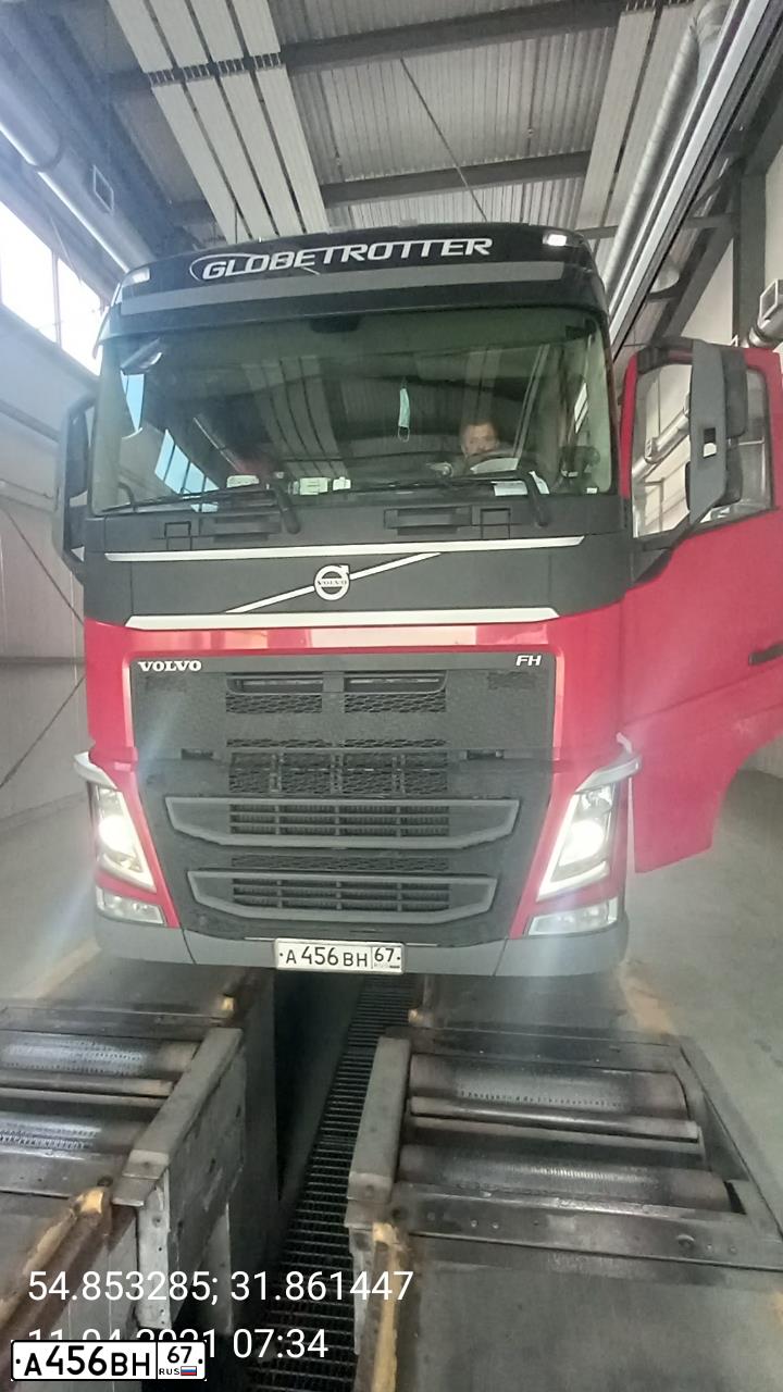 Фото автомобиля VOLVO SERIE FH /4X2/, 2017 — госномер А456ВН67. Цвет: Красный