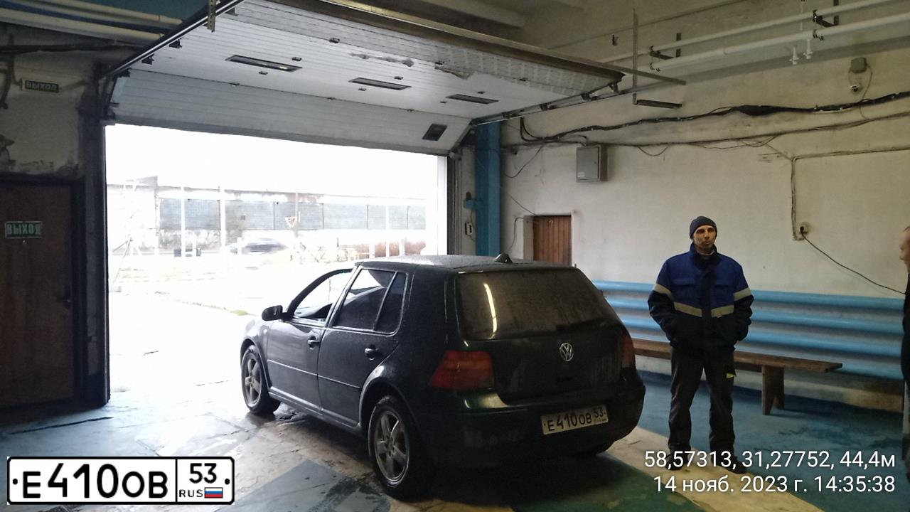 Фото автомобиля VOLKSWAGEN GOLF, 1998 — госномер Е410ОВ53. Цвет: ЗЕЛЕНЫЙ