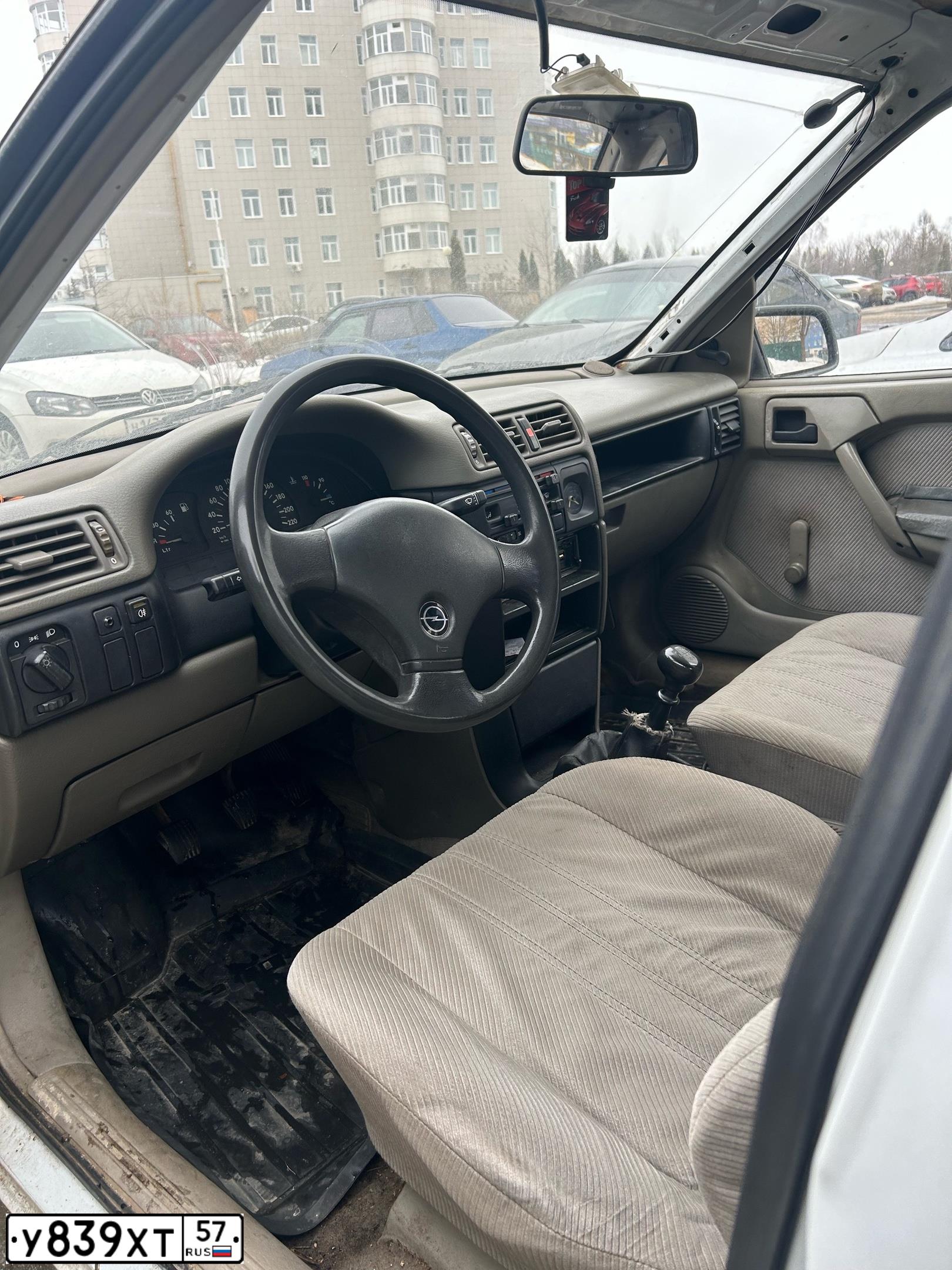 Фото автомобиля OPEL VECTRA, 1990 — госномер У593ТМ57. Цвет: Белый