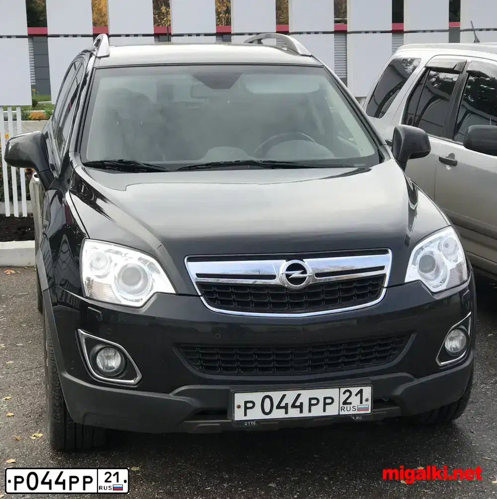 Фото автомобиля LADA 1117 KALINA, 2008 — госномер Е426ЕХ21. Цвет: ЯРКО-СИНИЙ