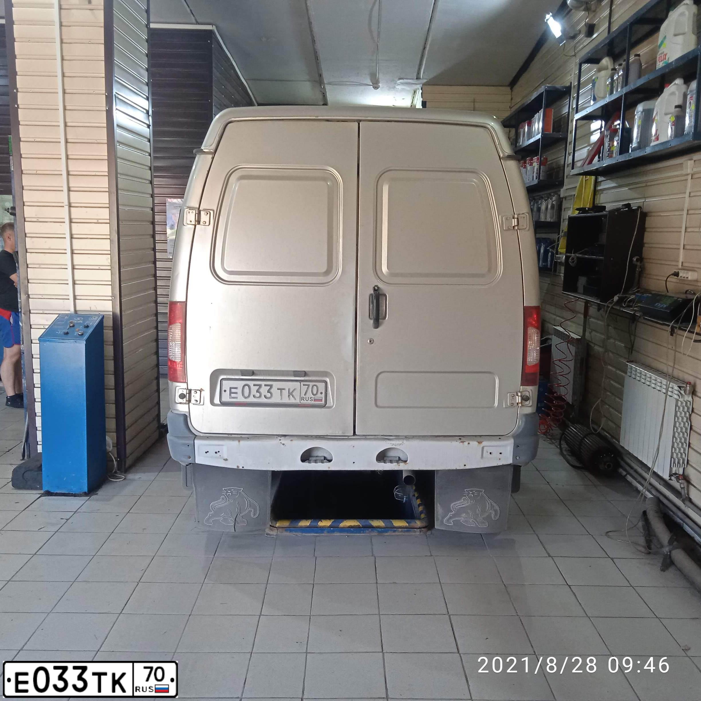 Фото автомобиля GAZ 2752 SOBOL, 2010 — госномер Е033ТК70. Цвет: Серебристый