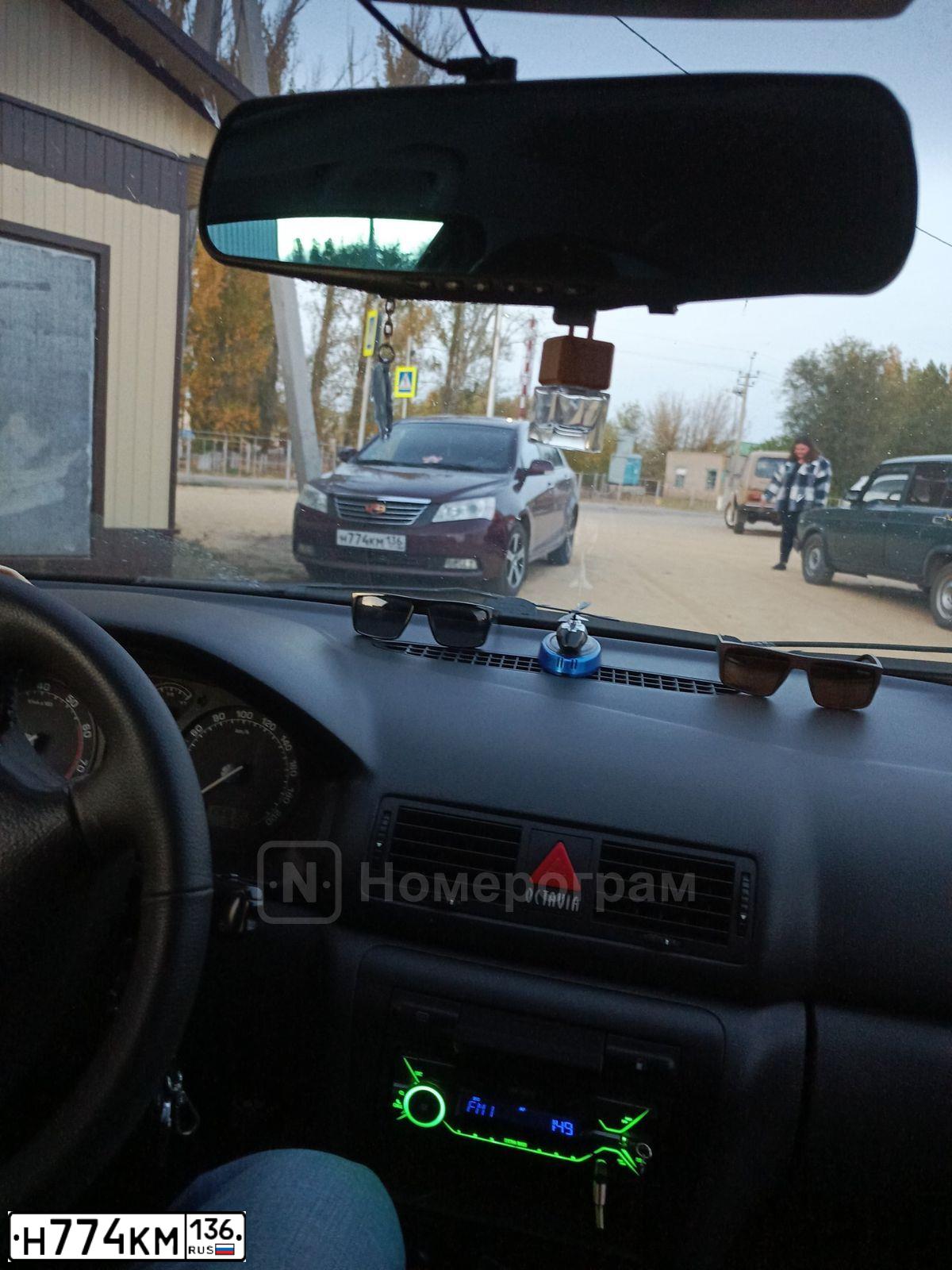 Фото автомобиля GEELY EMGRAND, 2013 — госномер Н774КМ136. Цвет: ТЕМНО-ВИШНЕВЫЙ
