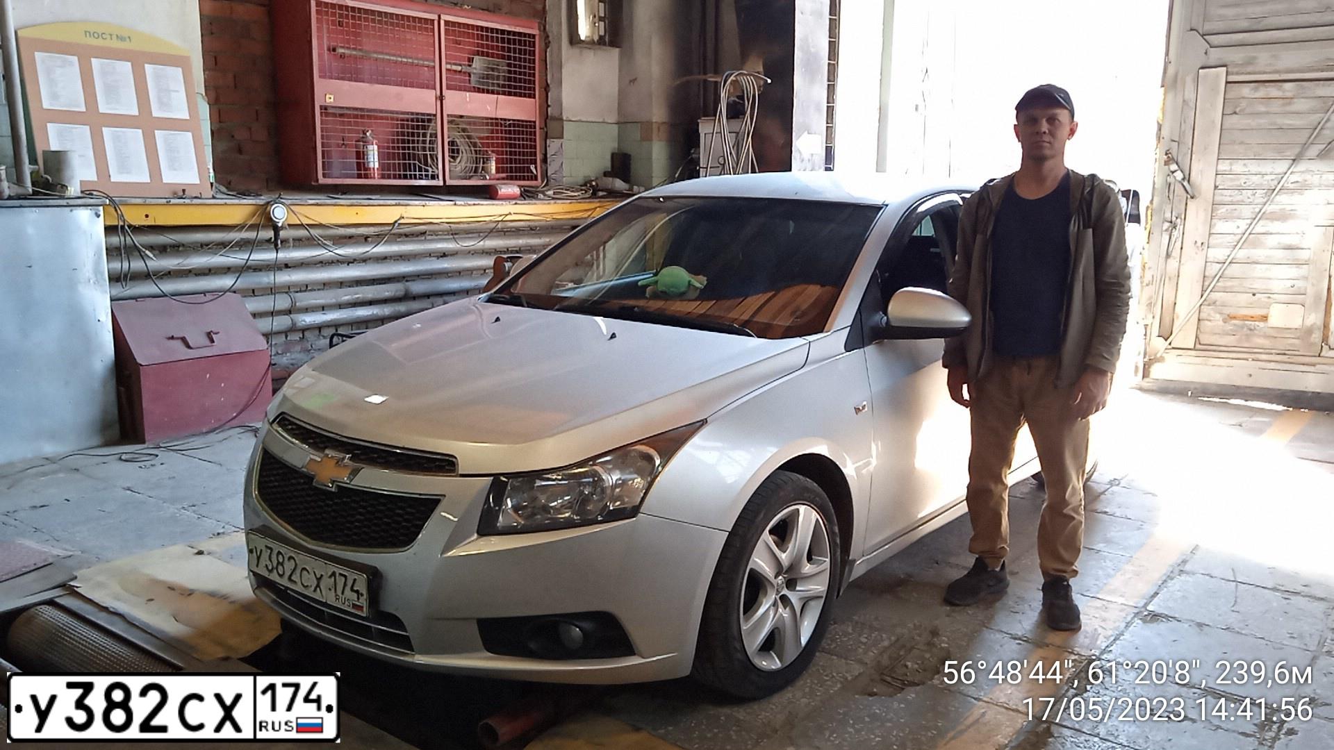 Фото автомобиля CHEVROLET CRUZE, 2011 — госномер У382СХ174. Цвет: СЕРЫЙ