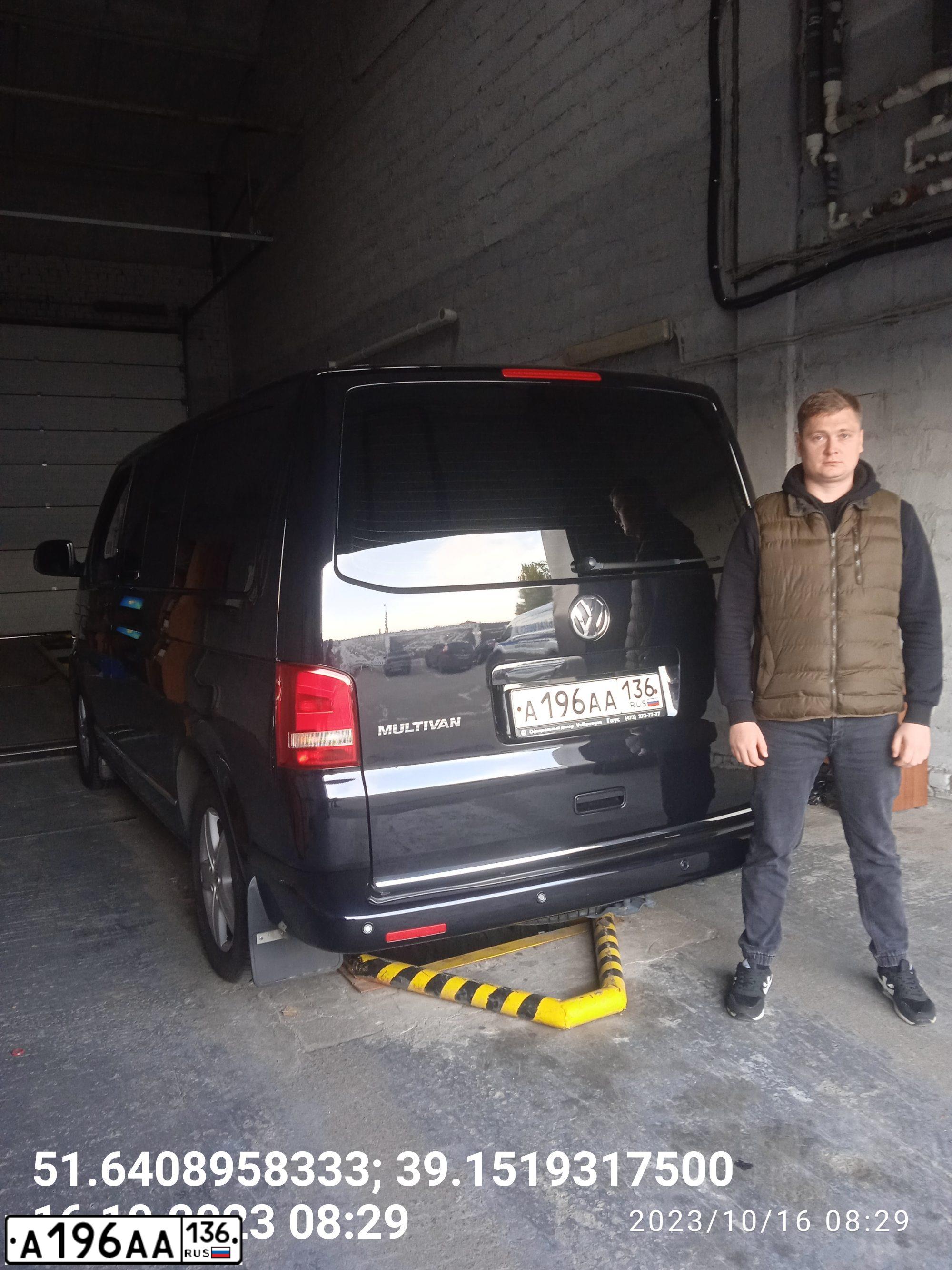 Фото автомобиля VOLKSWAGEN MULTIVAN, 2011 — госномер А196АА136. Цвет: ЧЕРНЫЙ