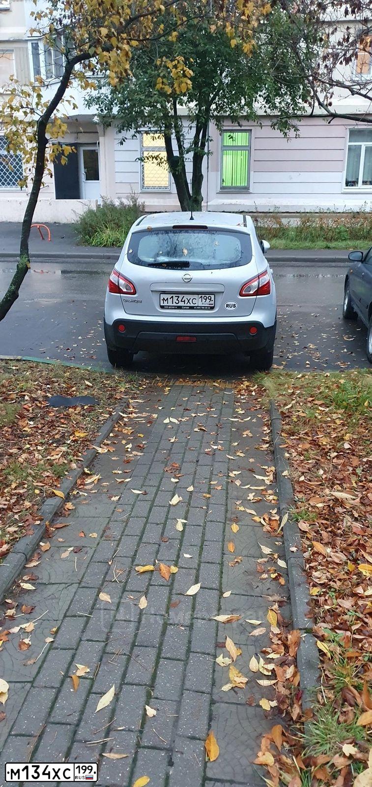 Фото автомобиля NISSAN QASHQAI, 2010 — госномер М134ХС199. Цвет: СЕРЫЙ
