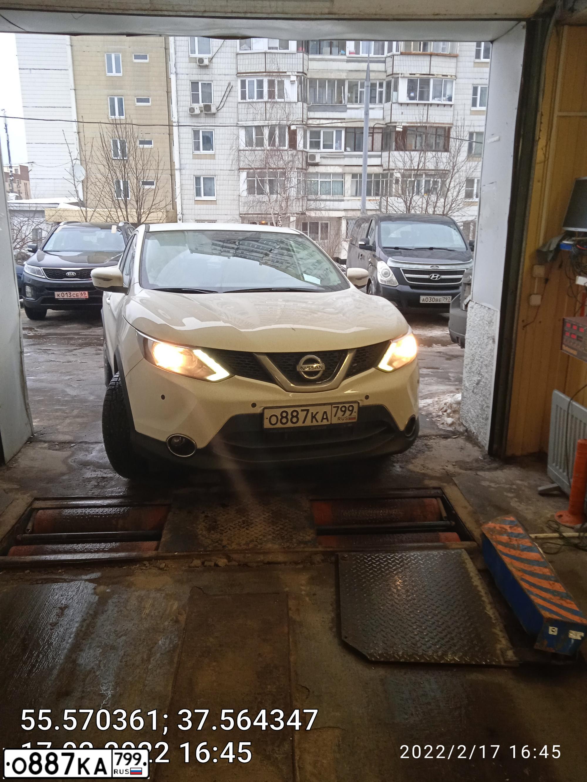 Фото автомобиля NISSAN QASHQAI, 2018 — госномер У033СН790. Цвет: Белый