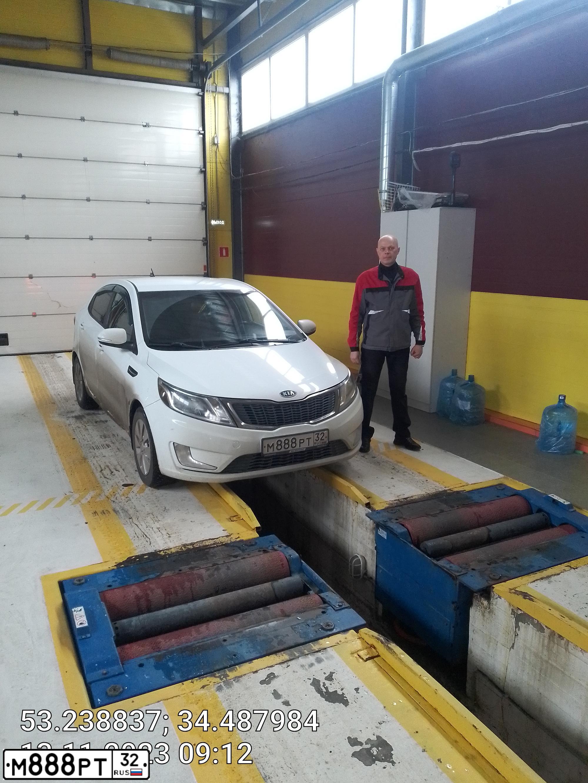 Фото автомобиля KIA RIO, 2012 — госномер М888РТ32. Цвет: Белый
