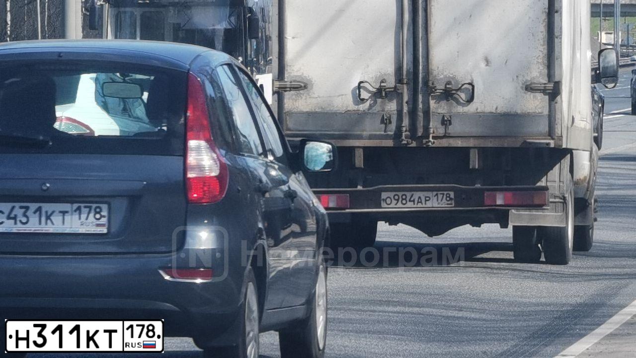 Фото автомобиля SKODA OCTAVIA, 2012 — госномер Н311КТ178. Цвет: СЕРЕБРИСТЫЙ