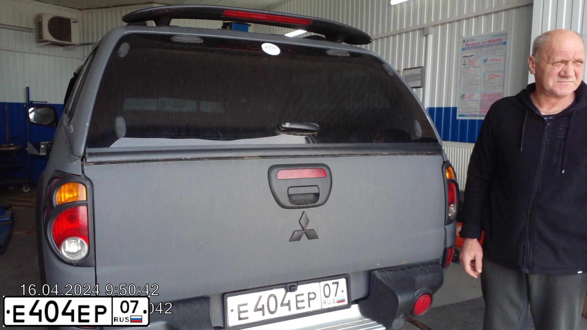 Фото автомобиля MITSUBISHI L 200, 2008 — госномер Е404ЕР07. Цвет: ТЕМНО-СЕРЫЙ