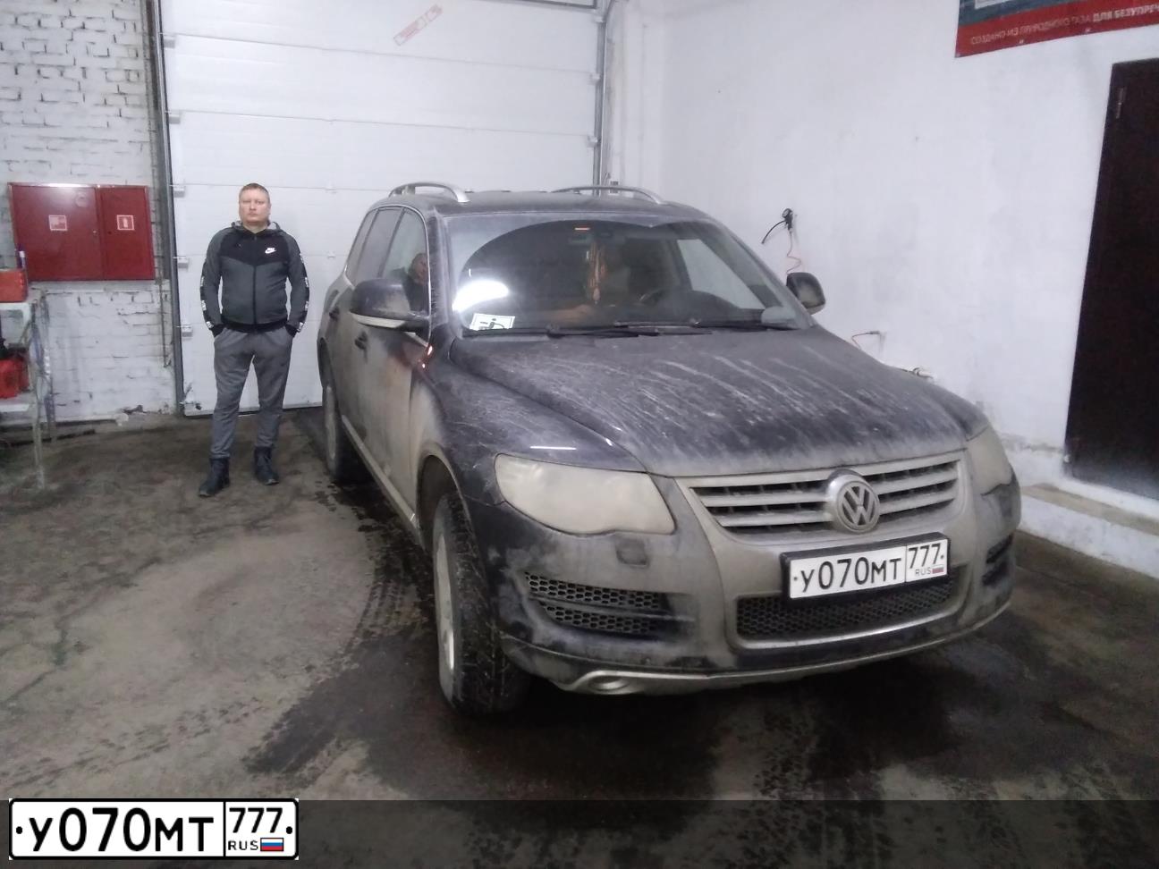 Фото автомобиля VOLKSWAGEN TOUAREG, 2009 — госномер У070МТ777. Цвет: ЧЕРНЫЙ