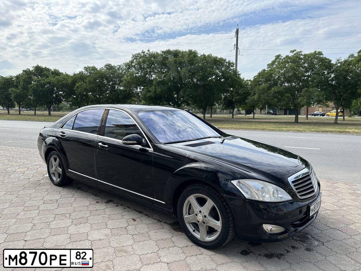 Фото автомобиля MERCEDES S-KLASSE, 2006 — госномер Р079МА977. Цвет: ЧЕРНЫЙ