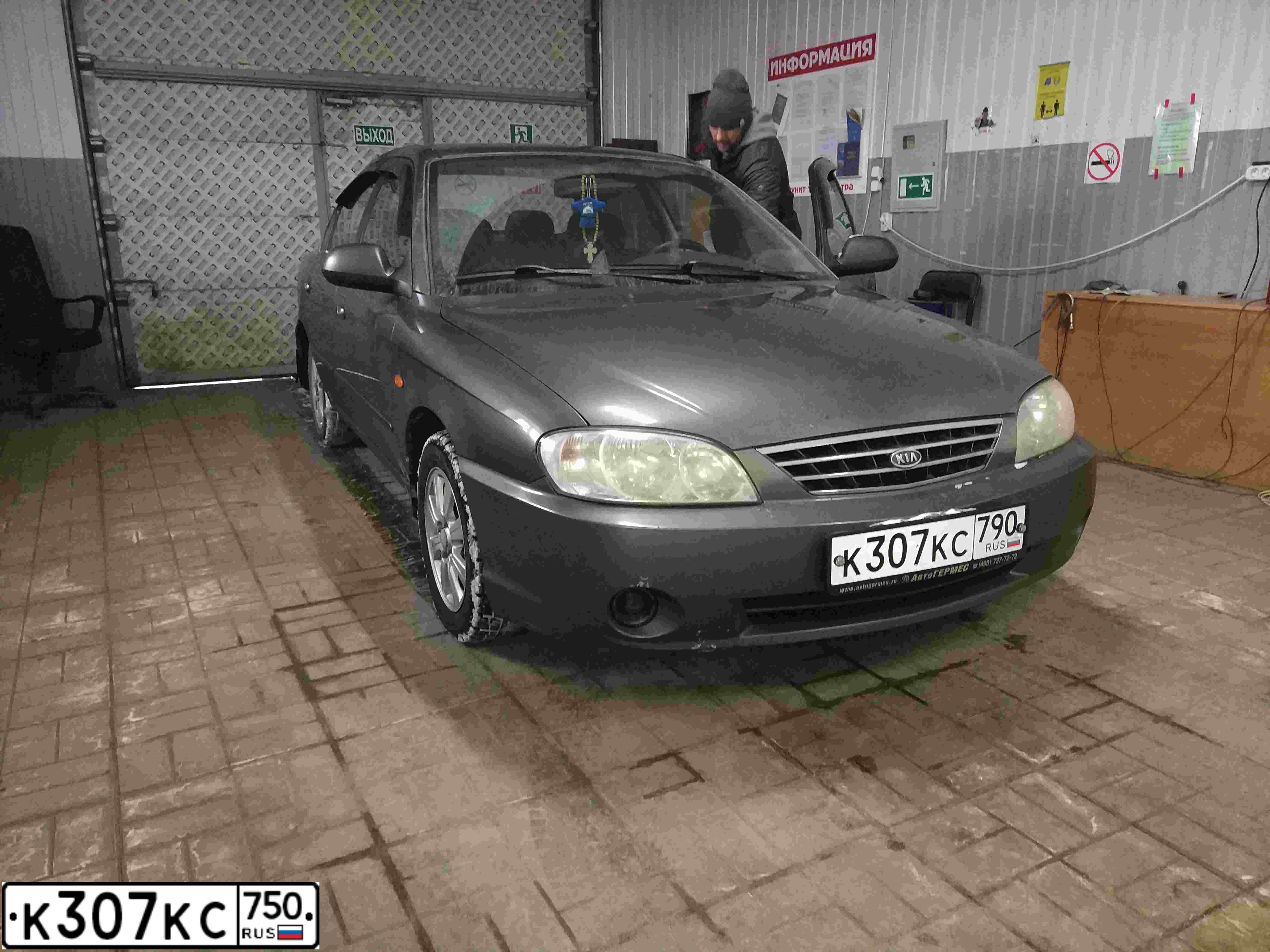 Фото автомобиля MITSUBISHI OUTLANDER, 2004 — госномер М571НС67. Цвет: БЕЛЫЙ СЕРЕБРИСТЫЙ