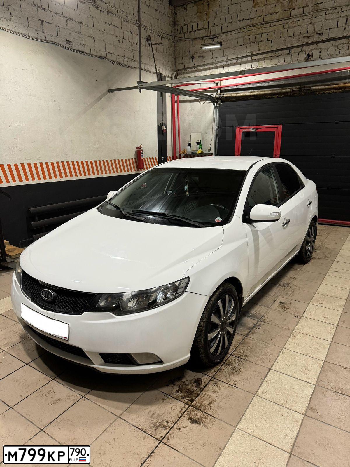 Фото автомобиля KIA CERATO, 2009 — госномер М799КР790. Цвет: Белый