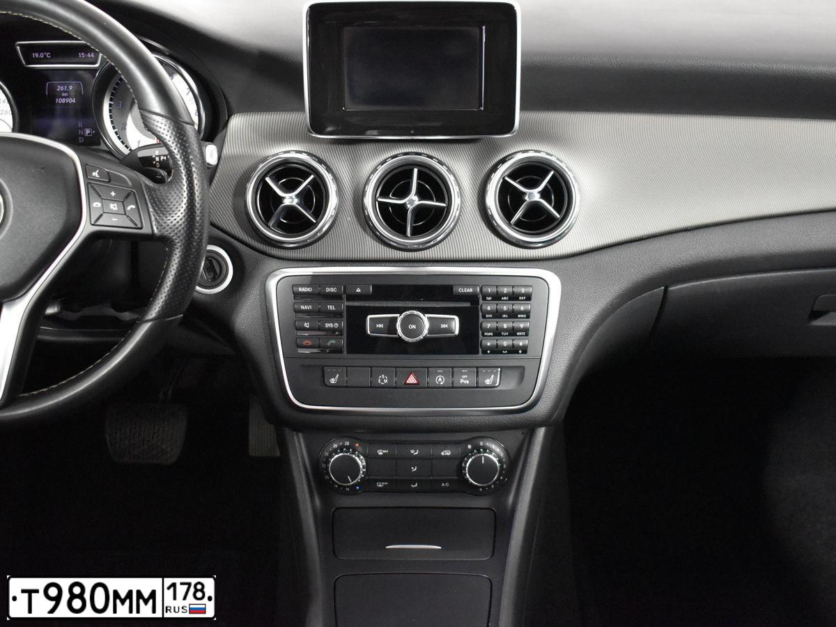 Фото автомобиля MERCEDES GLA-KLASSE, 2015 — госномер Т980ММ178. Цвет: Красный