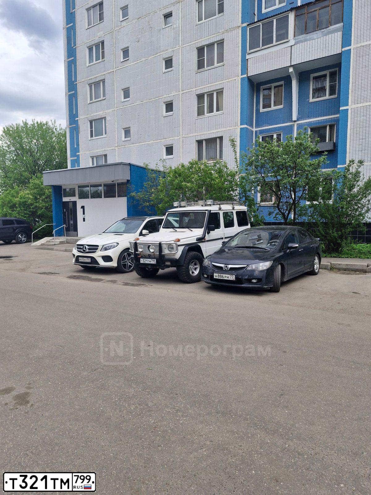 Фото автомобиля MERCEDES G-KLASSE, 1992 — госномер Т321ТМ799. Цвет: Белый
