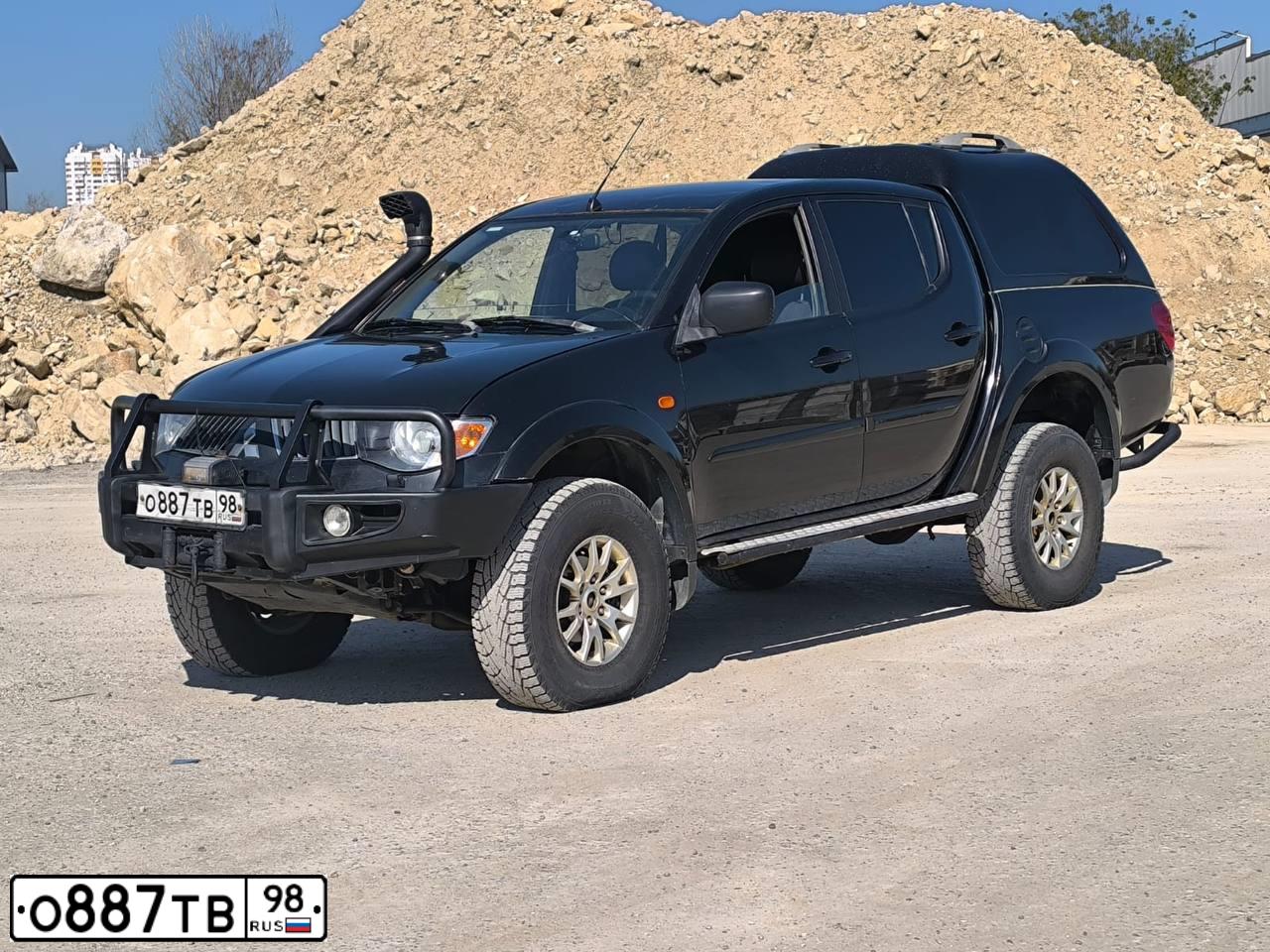Фото автомобиля MITSUBISHI L 200, 2008 — госномер О887ТВ98. Цвет: ЧЕРНЫЙ