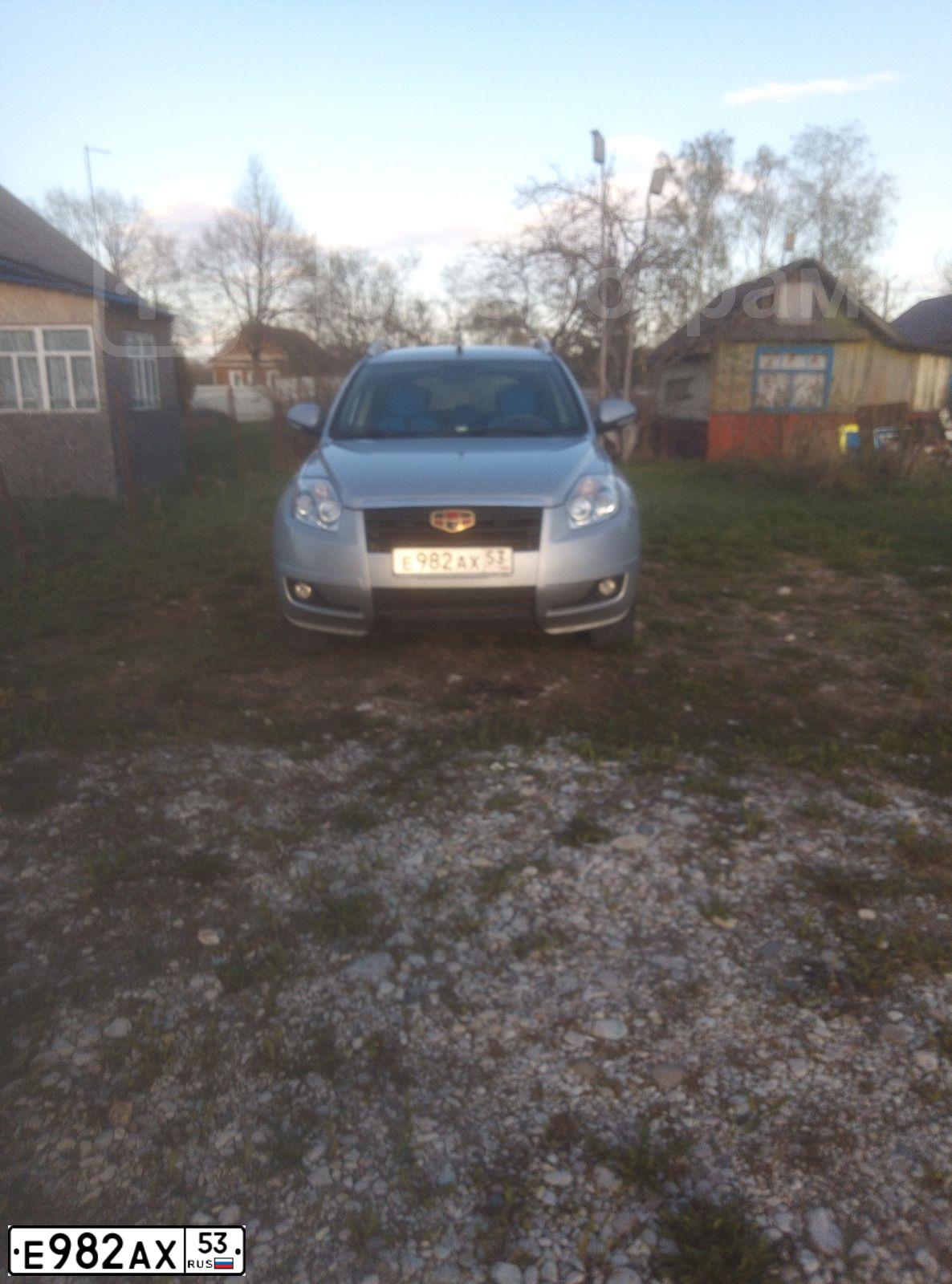 Фото автомобиля GEELY EMGRAND X7, 2014 — госномер Е982АХ53. Цвет: Серебристый