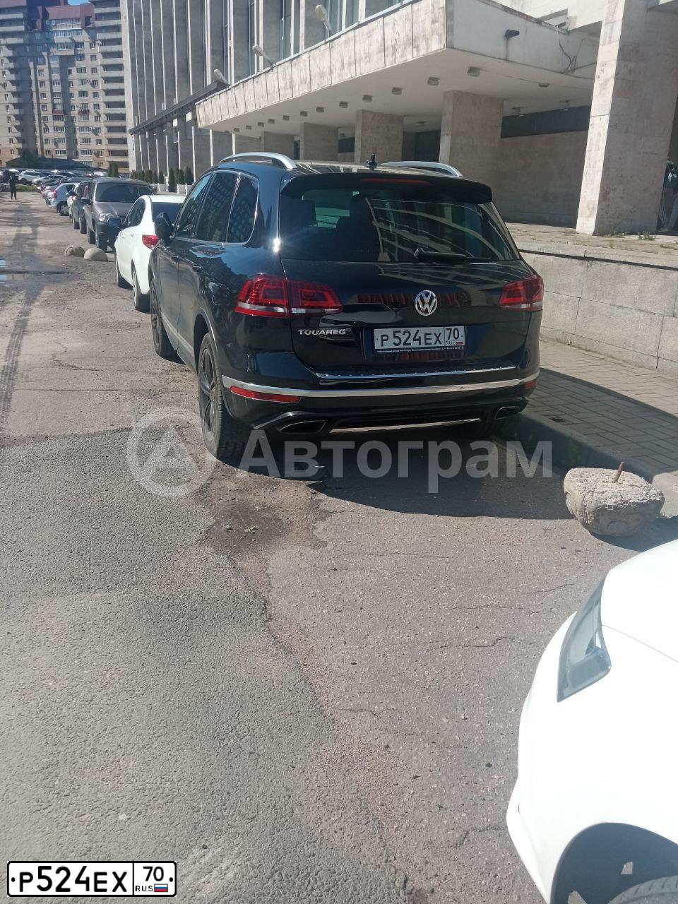 Фото автомобиля VOLKSWAGEN TOUAREG, 2016 — госномер Р524ЕХ70. Цвет: ЧЕРНЫЙ