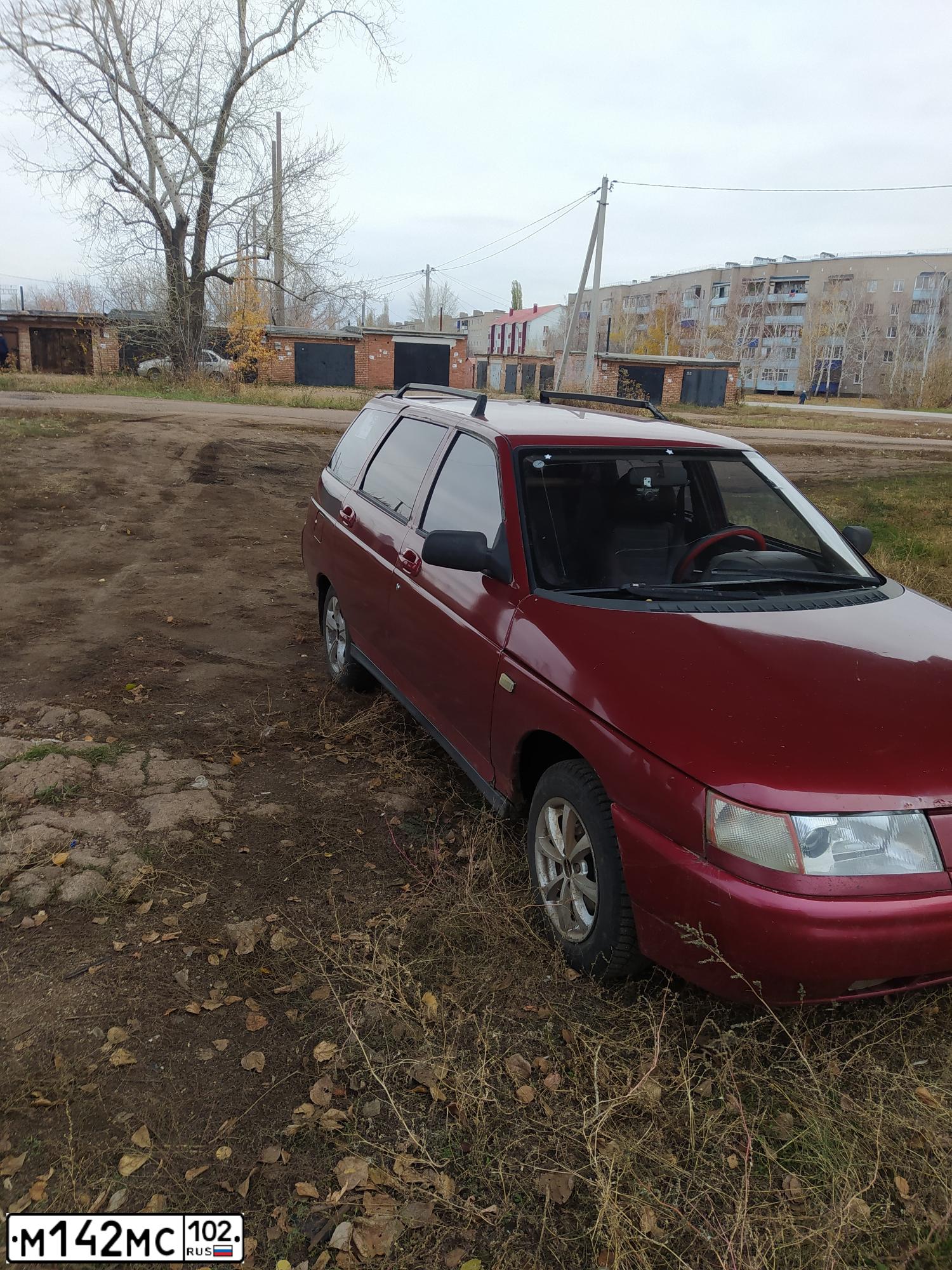 Фото автомобиля LADA 2111 LADA, 2001 — госномер М142МС102. Цвет: серебристо ярко-красный