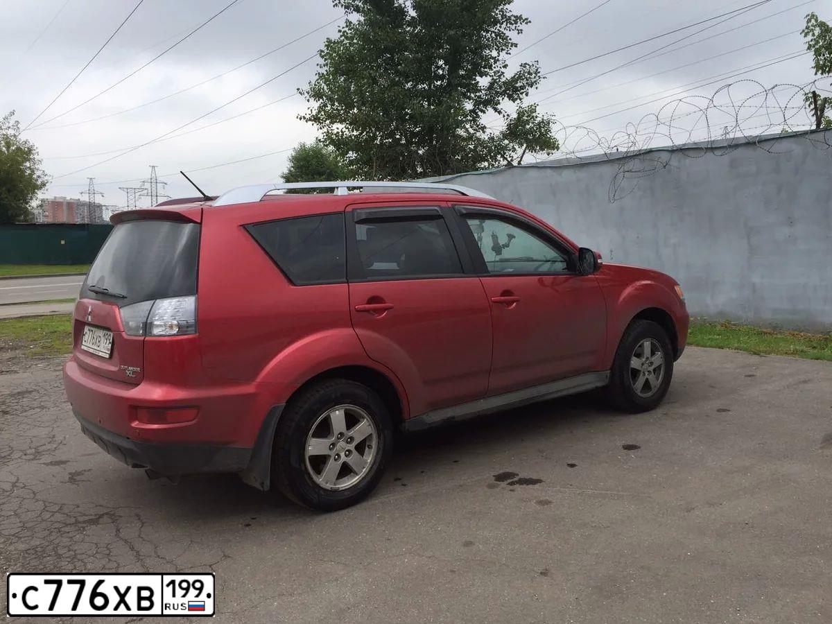 Фото автомобиля MITSUBISHI OUTLANDER, 2010 — госномер О488СЕ46. Цвет: Красный