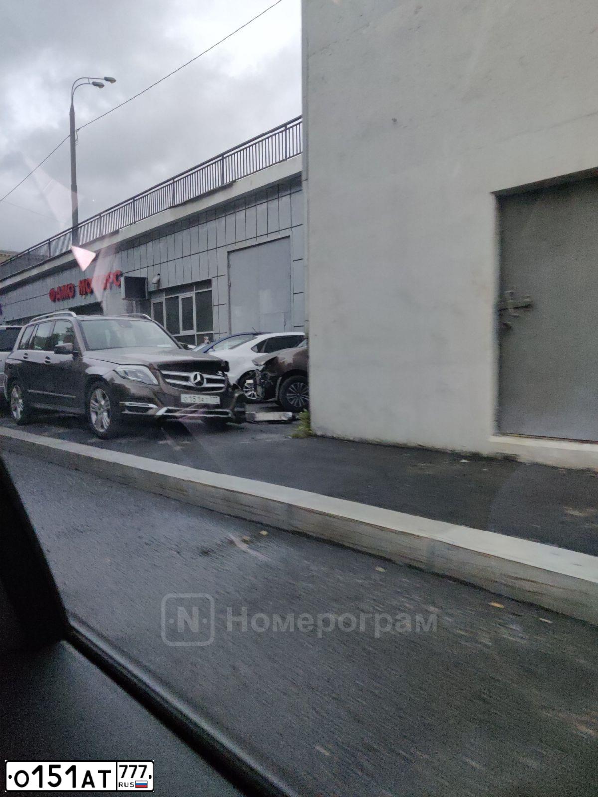 Фото автомобиля MERCEDES GLK-KLASSE, 2013 — госномер О151АТ777. Цвет: КОРИЧНЕВЫЙ