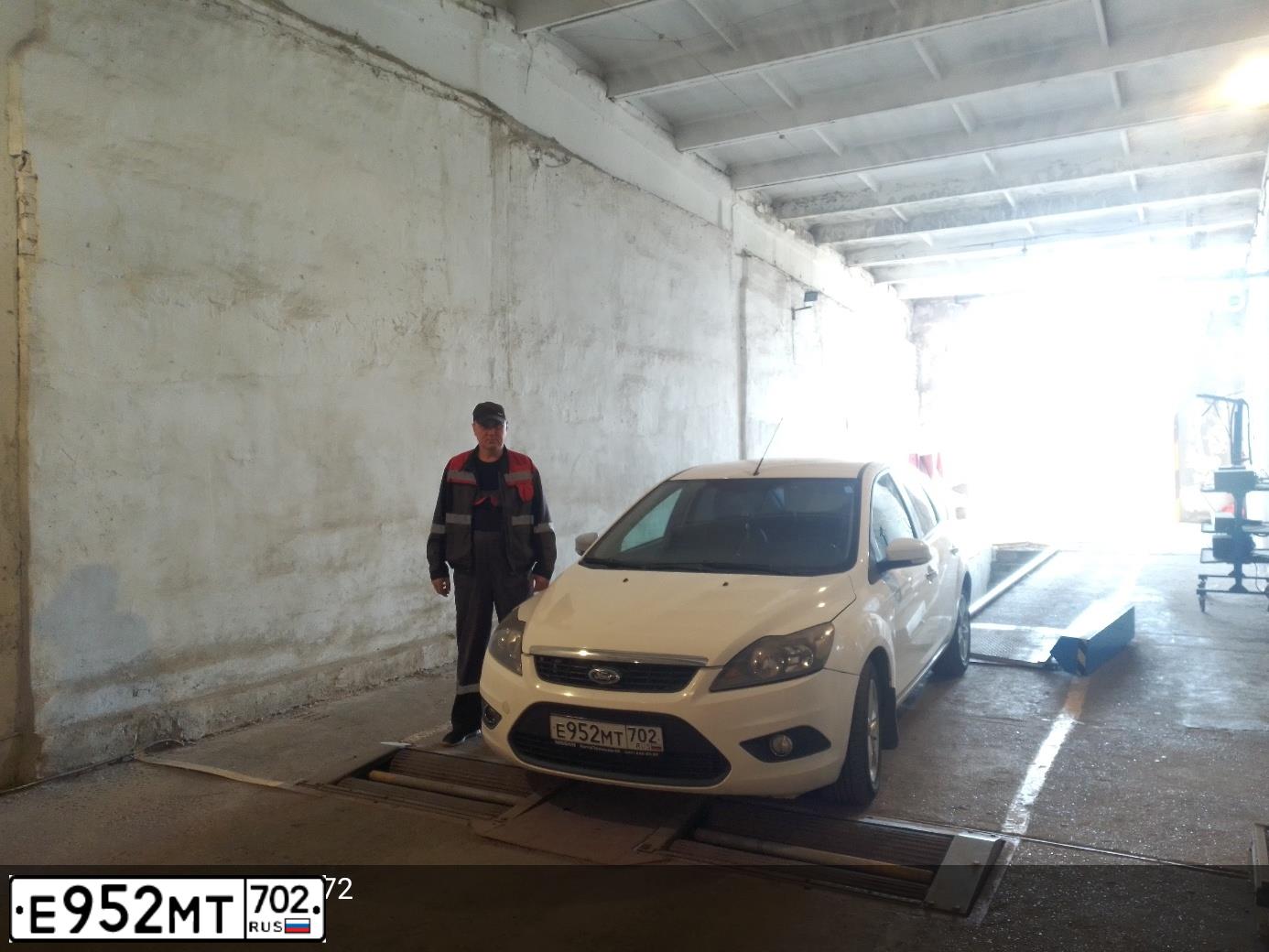 Фото автомобиля FORD FOCUS, 2011 — госномер Т084ЕН102. Цвет: Белый