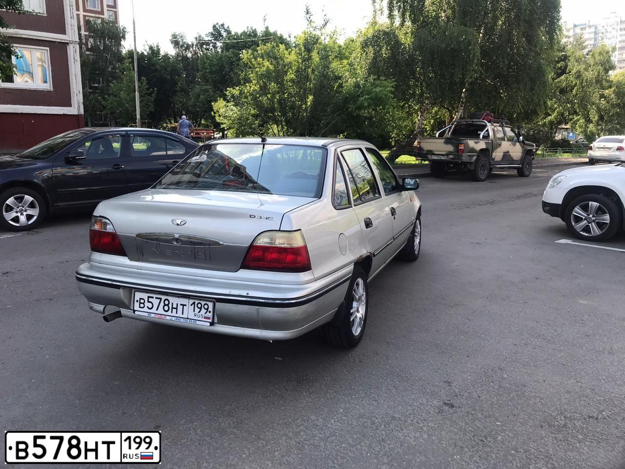 Фото автомобиля DAEWOO NEXIA, 2006 — госномер Т043СО05. Цвет: БЕЛЫЙ (СЕРЕБРИСТЫЙ)