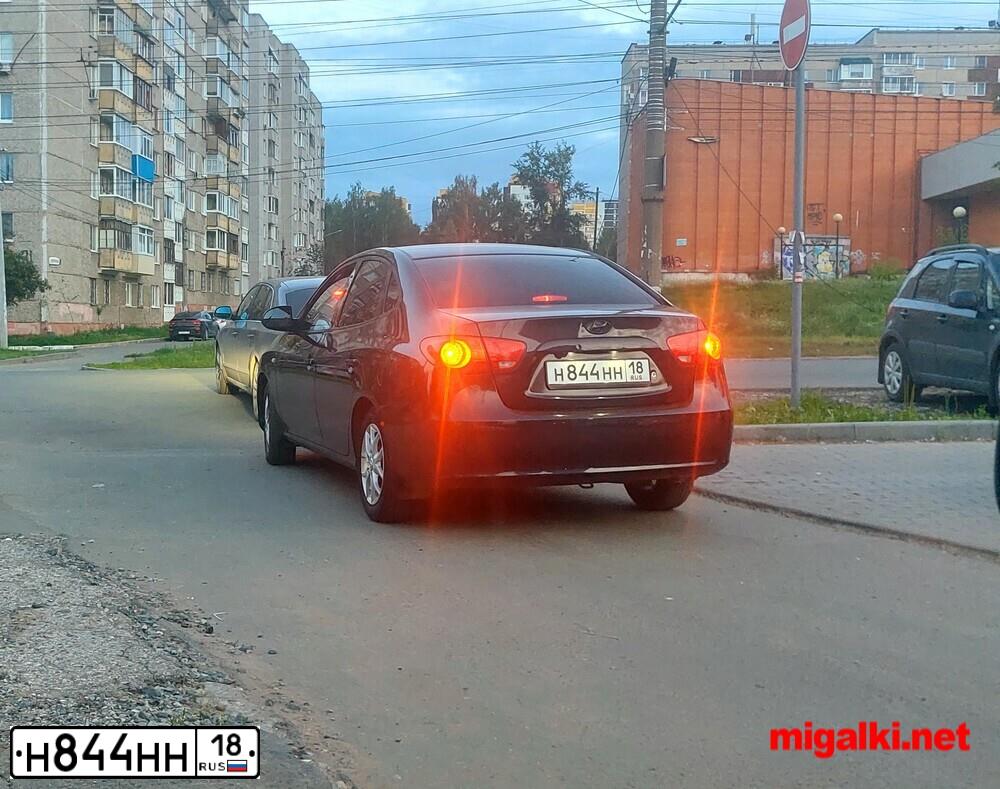 Фото автомобиля HYUNDAI ELANTRA, 2008 — госномер Н844НН18. Цвет: ЧЕРНЫЙ