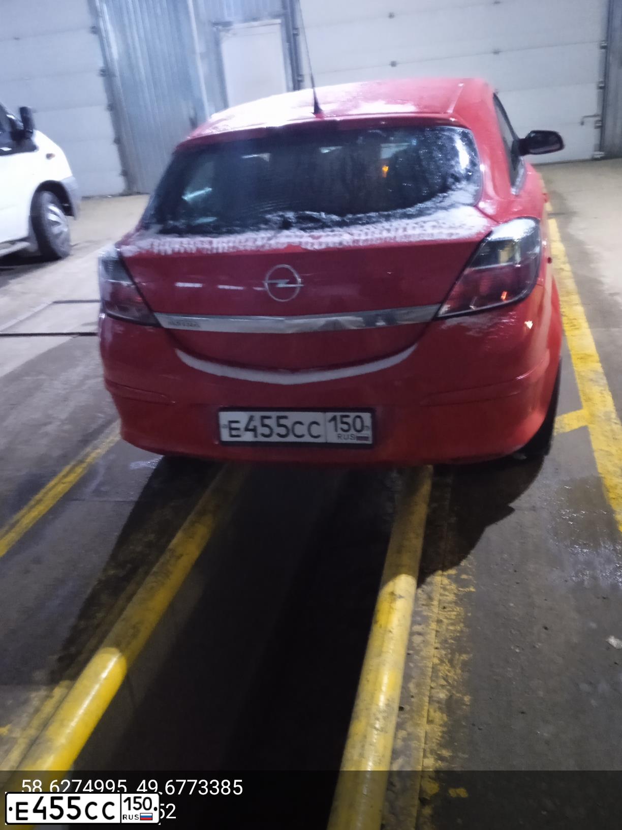Фото автомобиля OPEL ASTRA, 2008 — госномер Е455СС150. Цвет: Красный