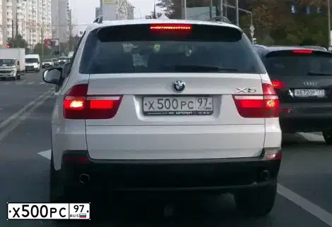 Фото автомобиля BMW X5, 2008 — госномер Х500РС97. Цвет: БЕЛЫЙ