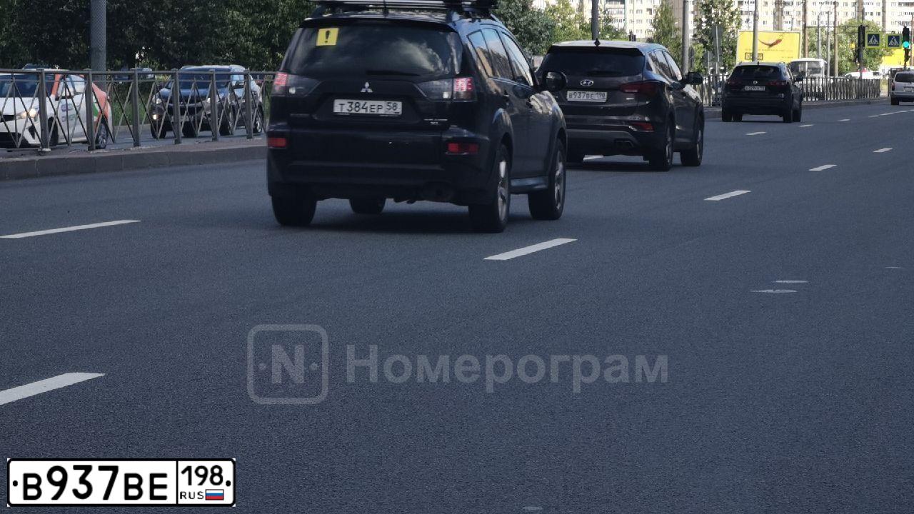Фото автомобиля HYUNDAI SANTA FE, 2018 — госномер Т829МО198. Цвет: Коричневый