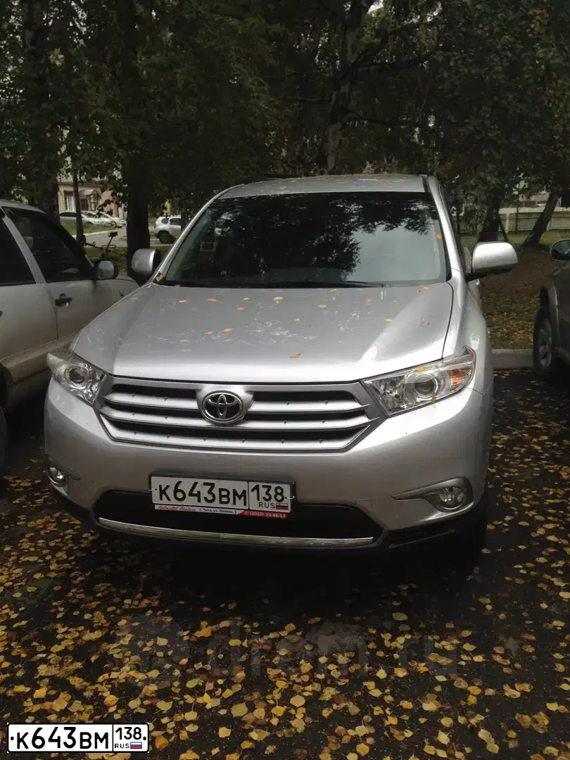 Фото автомобиля TOYOTA HIGHLANDER, 2013 — госномер А111ЕМ138. Цвет: Серебристый