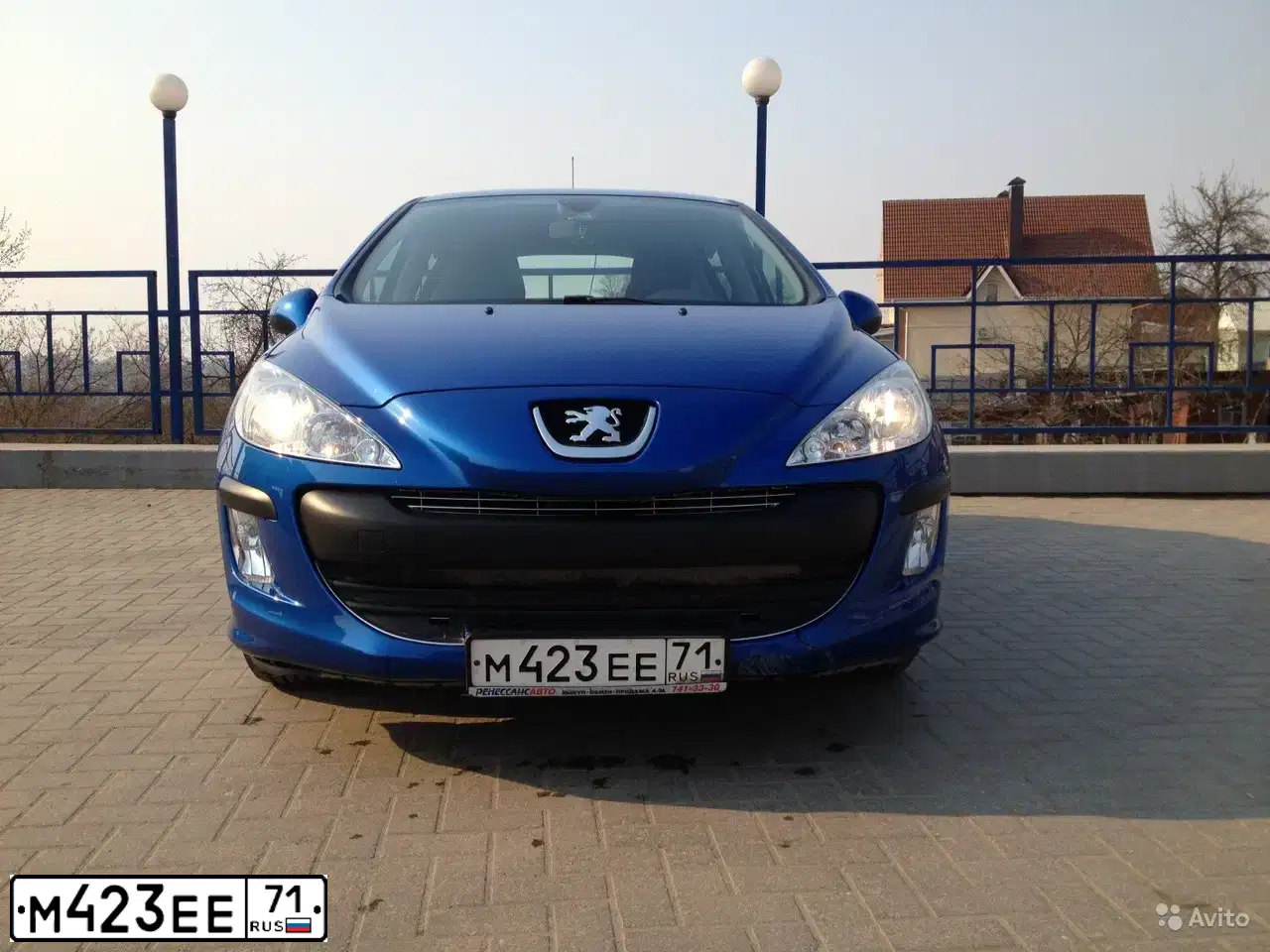 Фото автомобиля PEUGEOT 308, 2010 — госномер В550МУ136. Цвет: ЯРКО-СИНИЙ