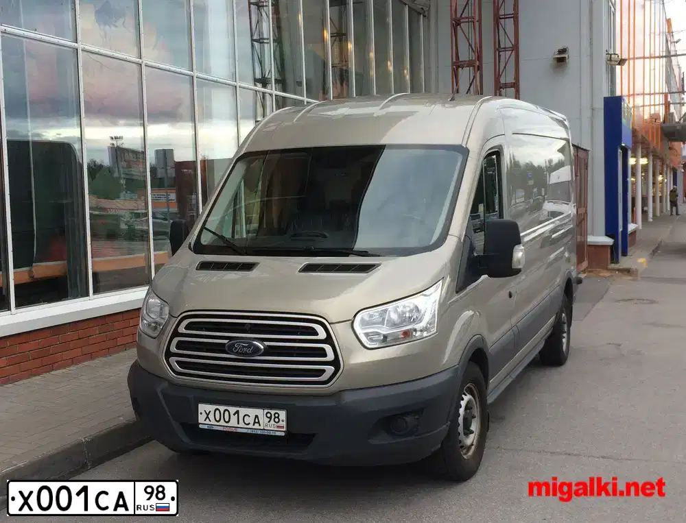 Фото автомобиля FORD TRANSIT, 2008 — госномер Х001СА98. Цвет: Красный