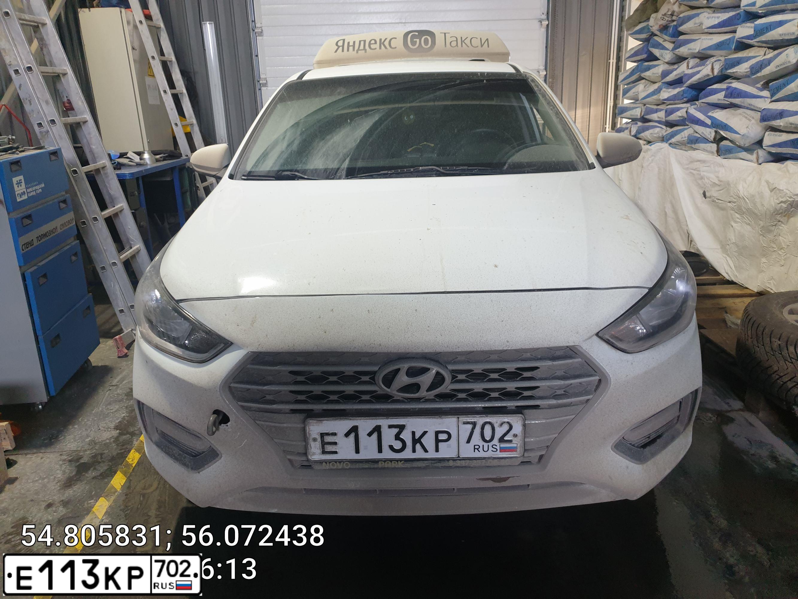 Фото автомобиля HYUNDAI SOLARIS, 2017 — госномер Е113КР702. Цвет: Белый